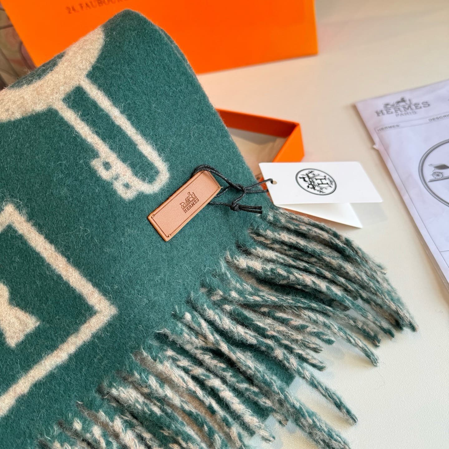 C30704 【New Model Key-Style Double-Sided Cashmere Scarf】 Highly recommended; a rare high-end product! A great gift for family members. It’s a very nice men’s scarf – the fabric is excellent, soft, and comfortable; it has a slight water-like texture. The d — image 7