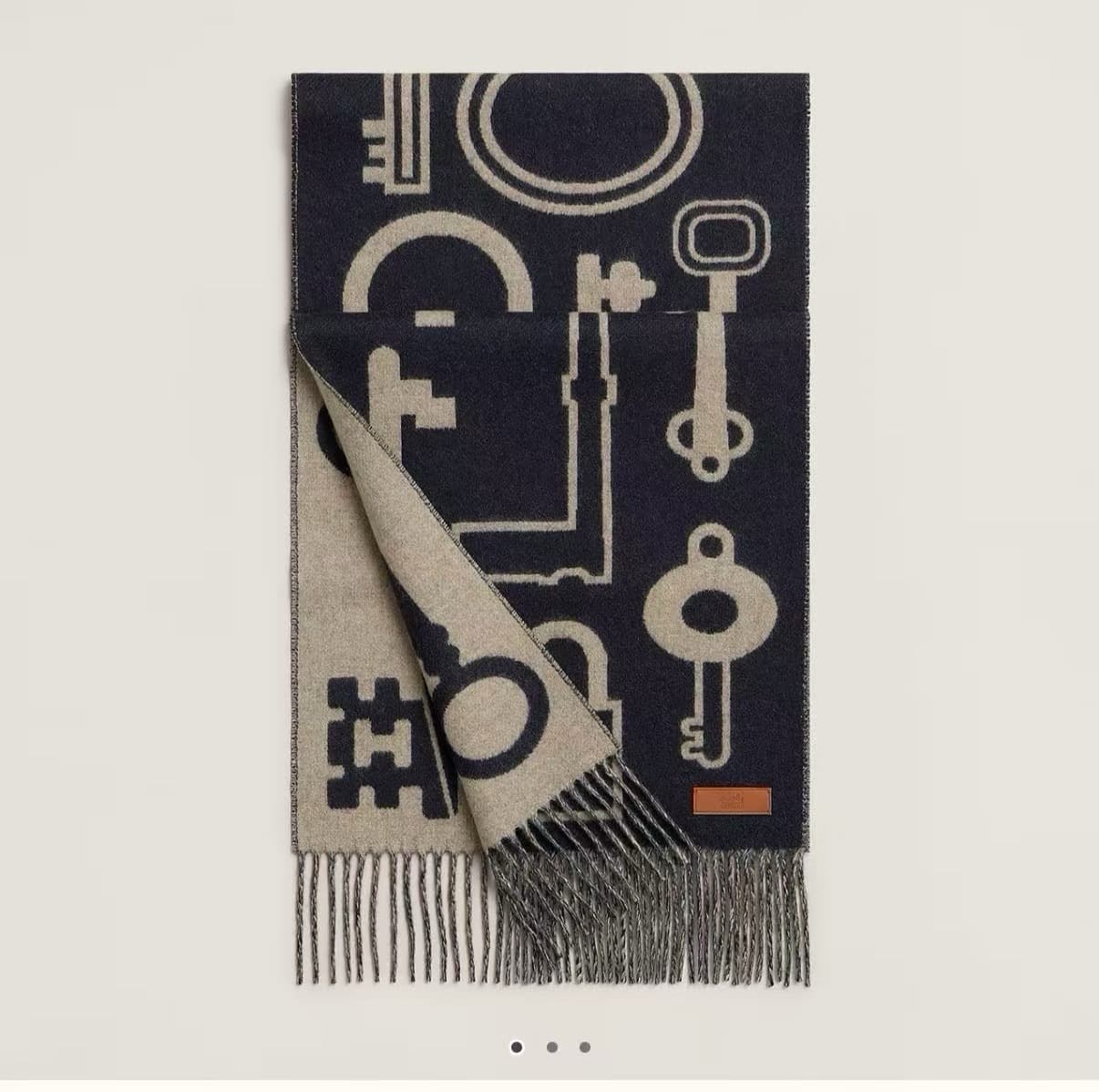 C30702 【New model key-shaped double-sided cashmere scarf】 Absolutely fantastic! A rare high-end product! A gift for family members! A truly excellent men’s scarf~ The fabric is excellent; it’s very soft and comfortable, with a slight ripple effect. It has — image 2