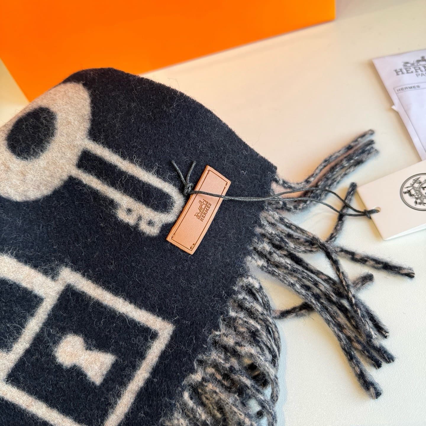C30702 【New model key-shaped double-sided cashmere scarf】 Absolutely fantastic! A rare high-end product! A gift for family members! A truly excellent men’s scarf~ The fabric is excellent; it’s very soft and comfortable, with a slight ripple effect. It has — image 7