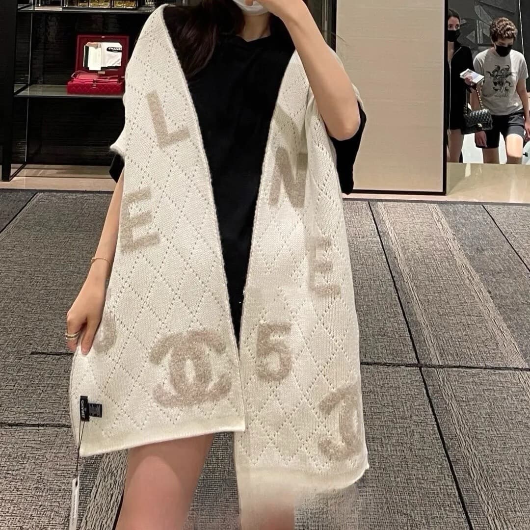 C30700 Chanel’s new model 【Little Chanel】💖💖 It’s absolutely beautiful! A top-quality product from the brand’s elite line‼️ The new model is available for purchase. Imported cashmere knit scarves and shawls with decorative patterns❗ They are extremely eleg — image 2