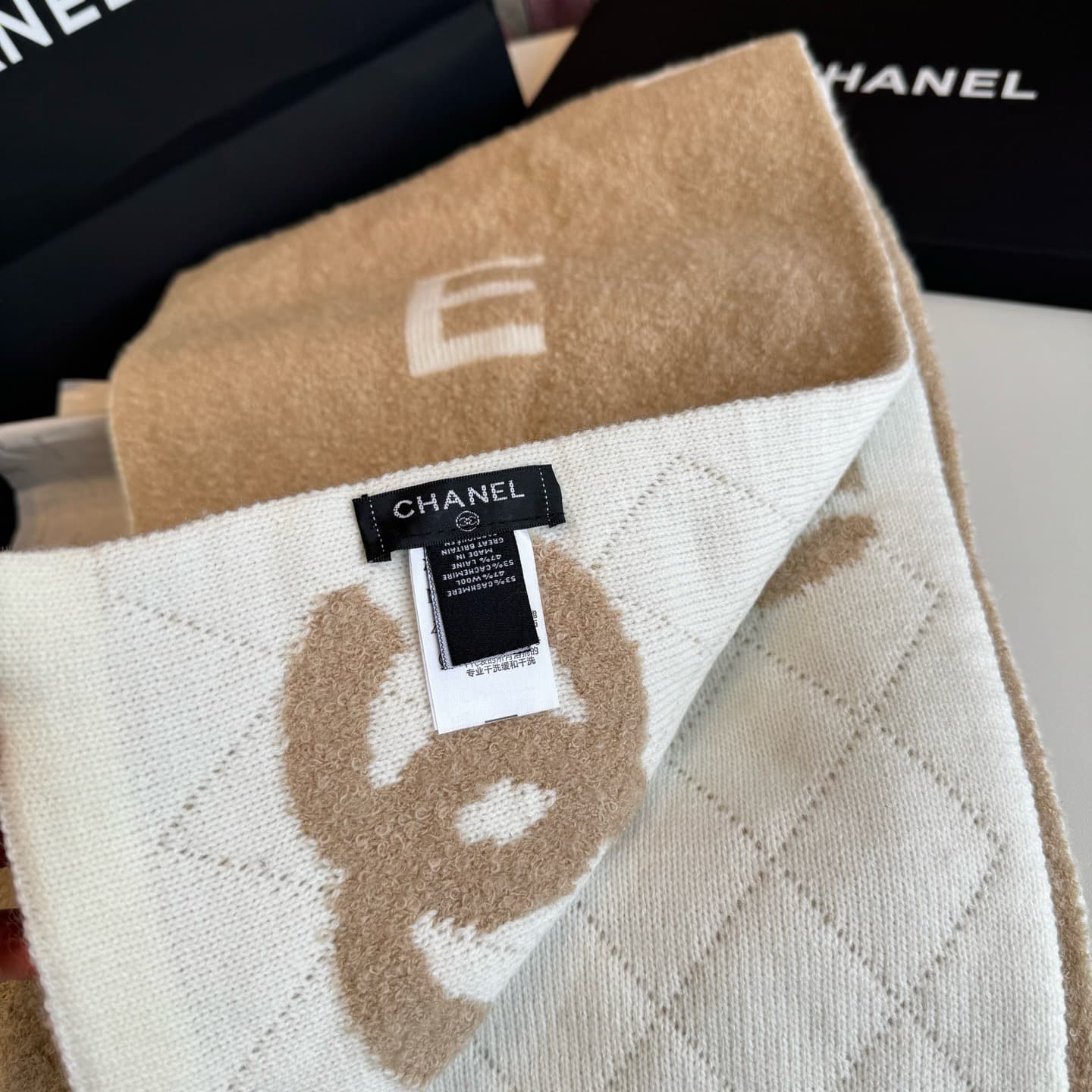 C30700 Chanel’s new model 【Little Chanel】💖💖 It’s absolutely beautiful! A top-quality product from the brand’s elite line‼️ The new model is available for purchase. Imported cashmere knit scarves and shawls with decorative patterns❗ They are extremely eleg — image 4