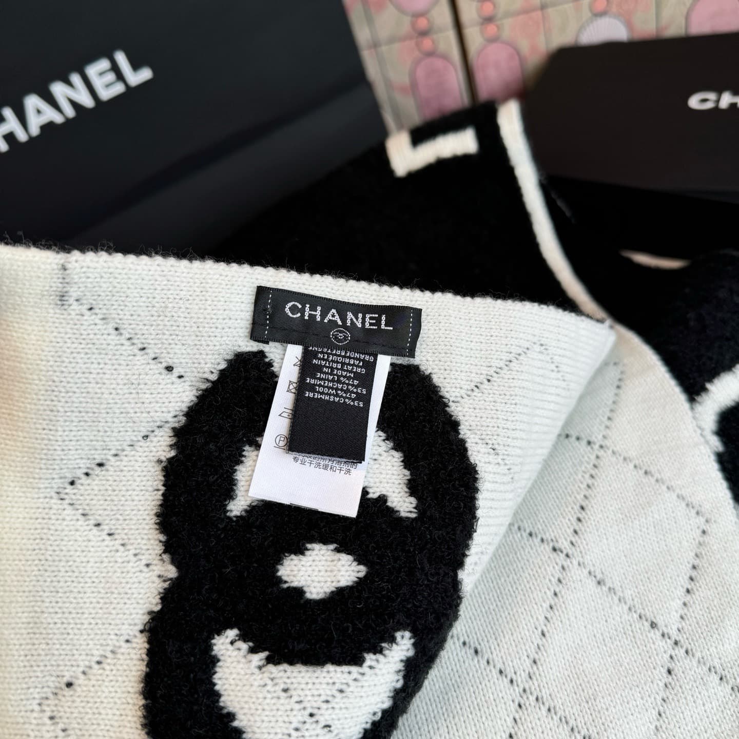 C30701 Chanel’s new collection – “Little Chanel” 💖💖 It’s absolutely stunning! A top-quality product from the brand’s elite line ⮿ The new items are available for purchase. Imported cashmere knit scarves and shawls with decorative patterns ❗ They’re extrem — image 6