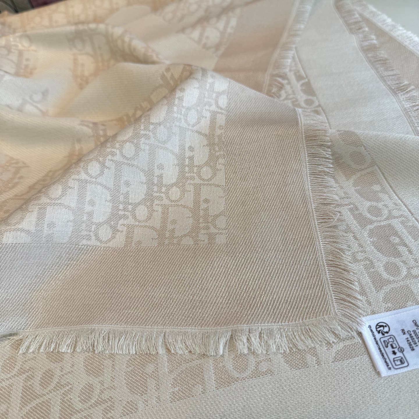 C30695 💰High version 😈Dior shawl❤️Classic bandana letters 👍With its luxurious texture made of silk and wool blend, it complements well with clothing and accessories in the same collection/series. — image 3