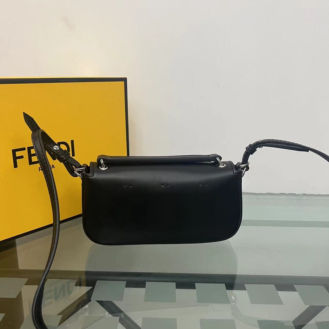 C2959 “BAGUETTE” generally refers to “baguette bread”. In the fashion industry, it is also the name of a classic handbag brand from FENDI, known as the “FENDI Baguette Bag”. “FENDI” is a well-known Italian fashion brand that is famous for its high-end lea — image 2