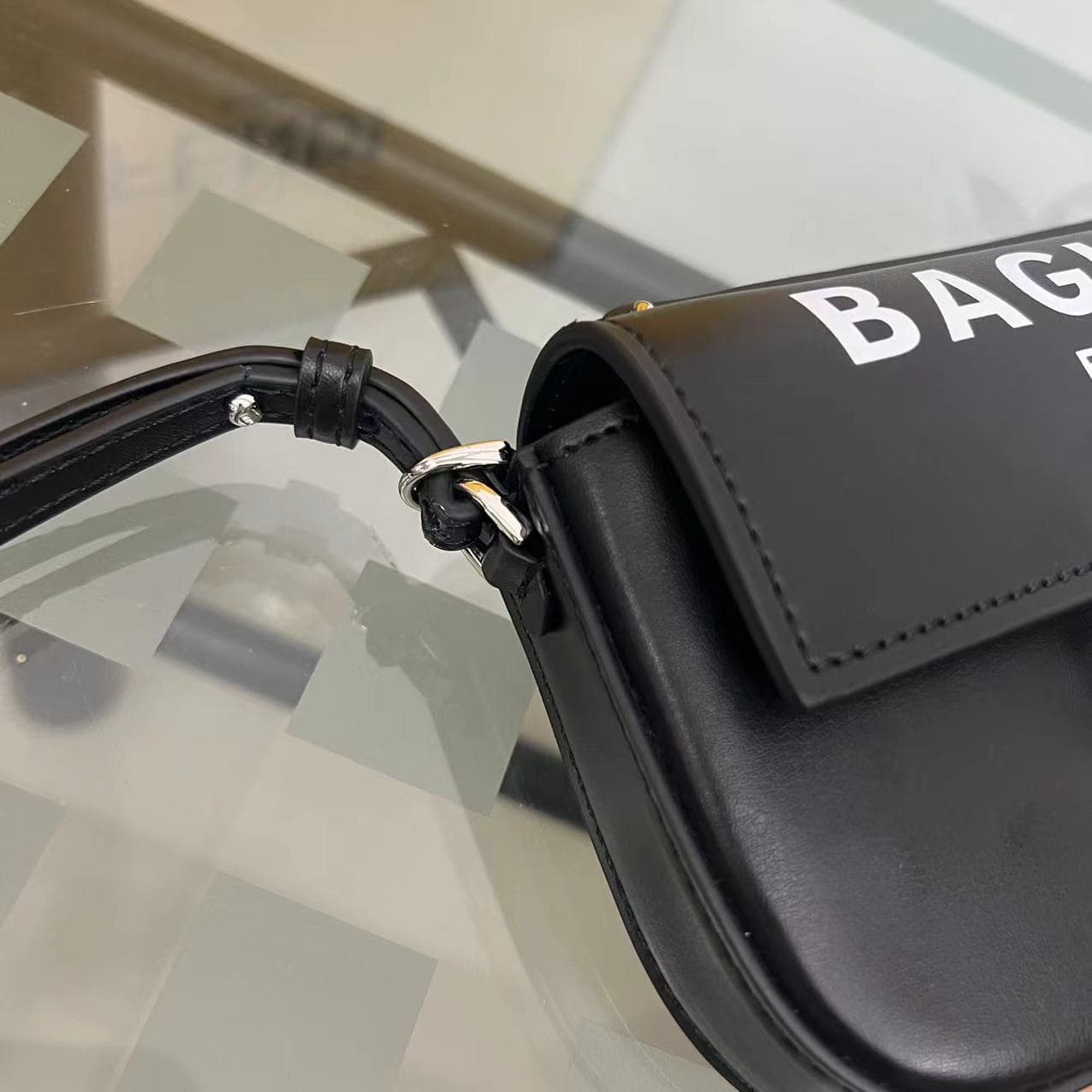 C2959 “BAGUETTE” generally refers to “baguette bread”. In the fashion industry, it is also the name of a classic handbag brand from FENDI, known as the “FENDI Baguette Bag”. “FENDI” is a well-known Italian fashion brand that is famous for its high-end lea — image 8