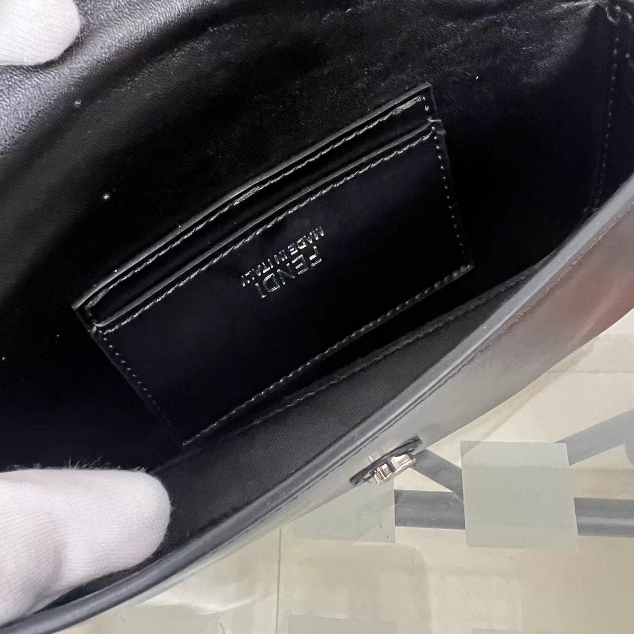 C2959 “BAGUETTE” generally refers to “baguette bread”. In the fashion industry, it is also the name of a classic handbag brand from FENDI, known as the “FENDI Baguette Bag”. “FENDI” is a well-known Italian fashion brand that is famous for its high-end lea — image 7