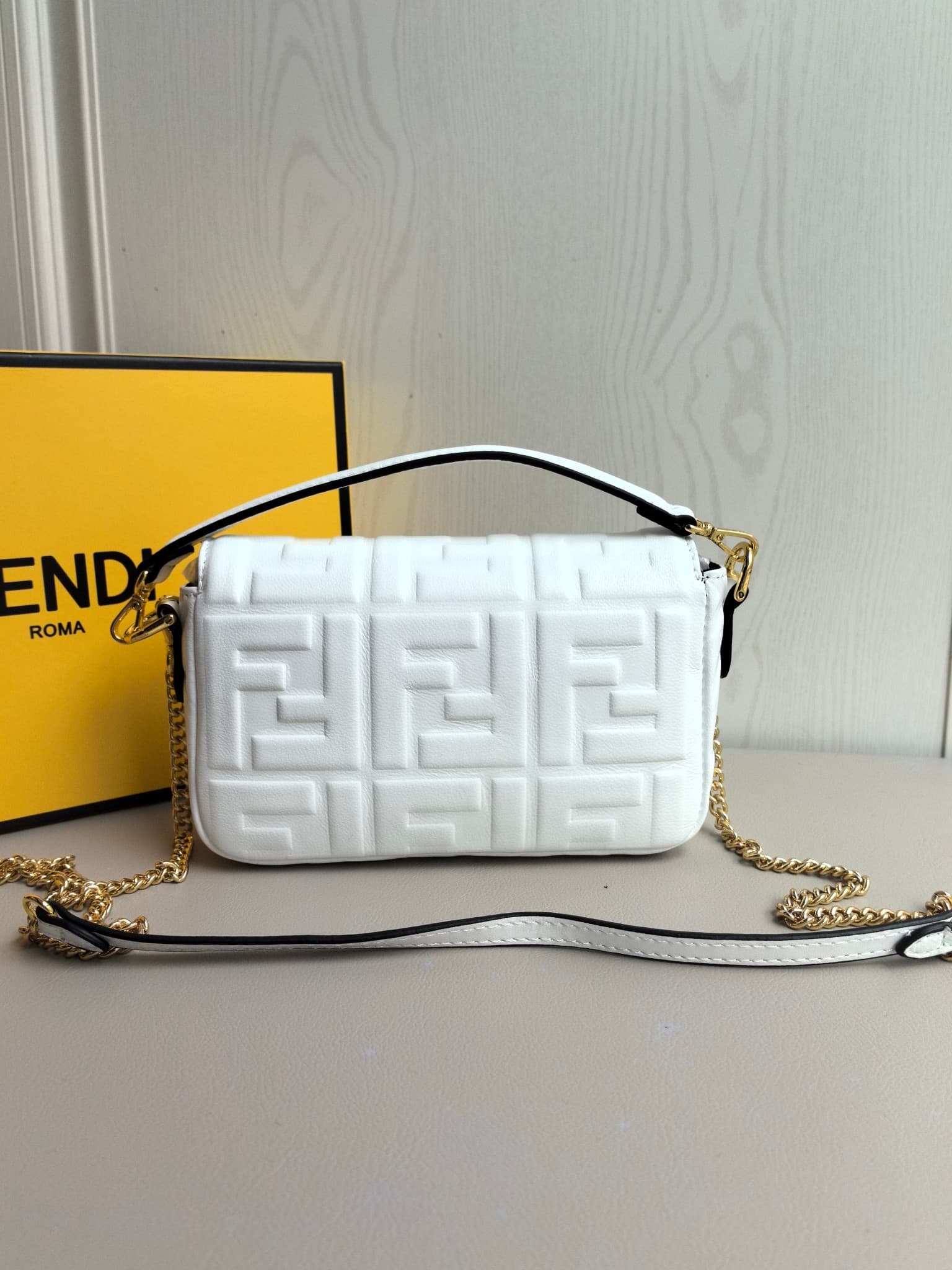 C2921 👑FENDI — image 2