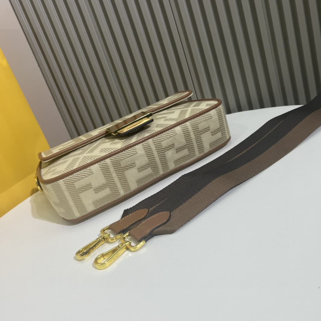 C2915 The Fendi Baguette handbag made of top-quality leather, in its original style: it has a very summery look; colorful rainbow🌈F embroidery. This Fendi Baguette bag is definitely a trendy item this summer! It looks great when worn; it’s also very popul — image 4