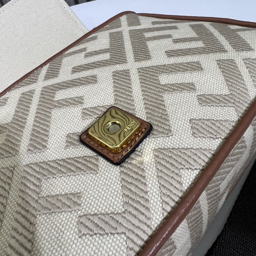 C2915 The Fendi Baguette handbag made of top-quality leather, in its original style: it has a very summery look; colorful rainbow🌈F embroidery. This Fendi Baguette bag is definitely a trendy item this summer! It looks great when worn; it’s also very popul — image 8