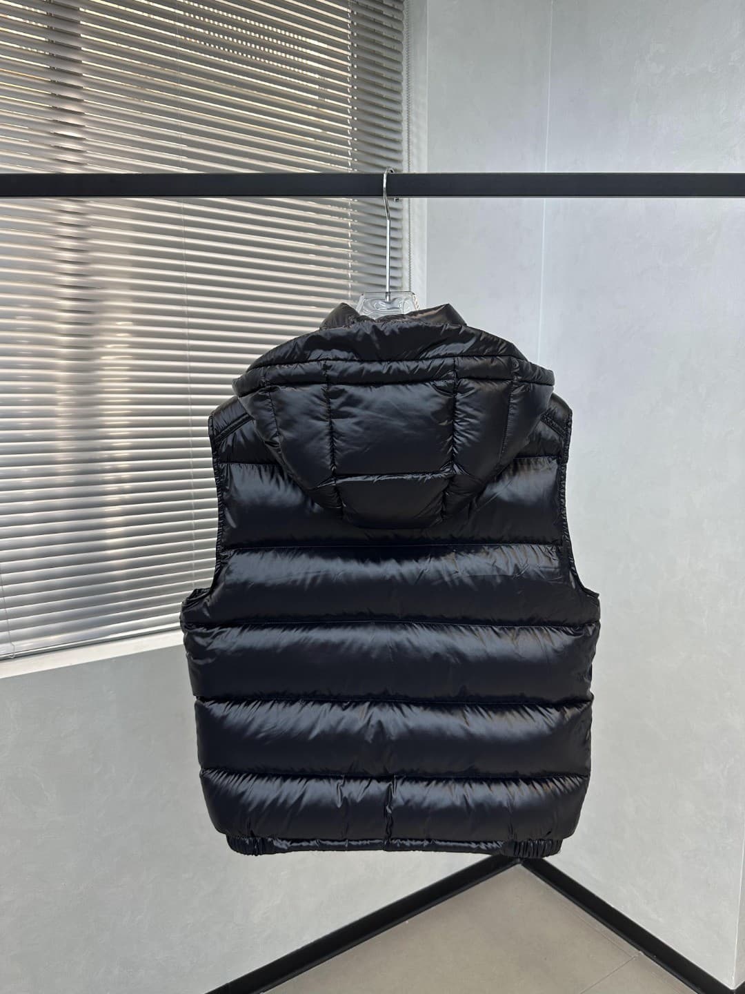 C11043 𝗠𝗼𝗻𝗰𝗲𝗿/Moncler Bormes lacquered puff hat with quilting design, made of down fabric — image 3