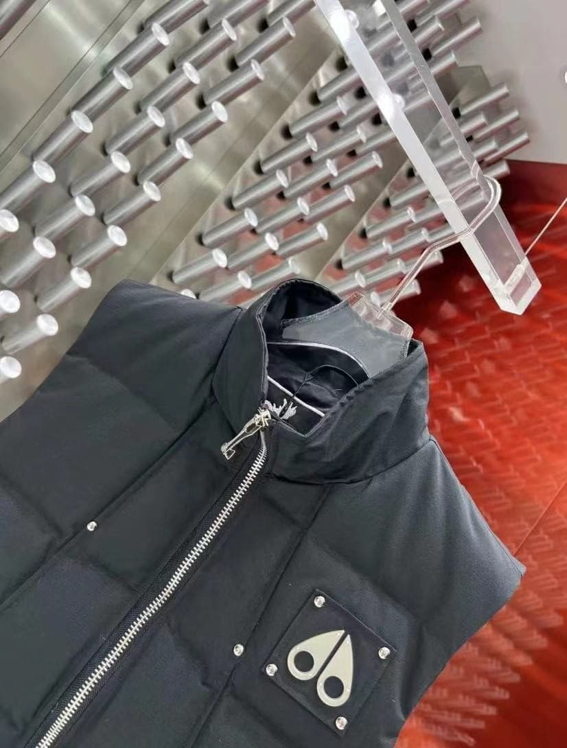 C11080 The Canadian puffer coat Moose Knules has always been regarded as the most warm down jacket. Influencers, internet stars, and celebrities often wear it in street photos. Yet it still retains its popularity – no matter how cold the days are, there’s — image 2