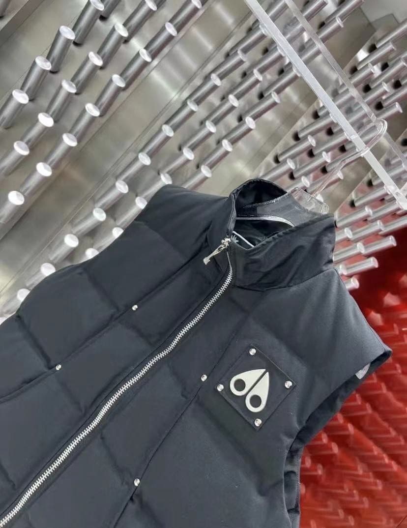 C11080 The Canadian puffer coat Moose Knules has always been regarded as the most warm down jacket. Influencers, internet stars, and celebrities often wear it in street photos. Yet it still retains its popularity – no matter how cold the days are, there’s — image 3