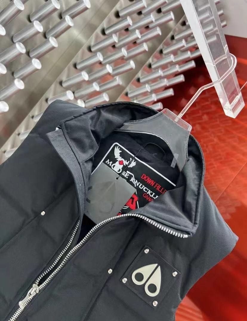 C11080 The Canadian puffer coat Moose Knules has always been regarded as the most warm down jacket. Influencers, internet stars, and celebrities often wear it in street photos. Yet it still retains its popularity – no matter how cold the days are, there’s — image 4