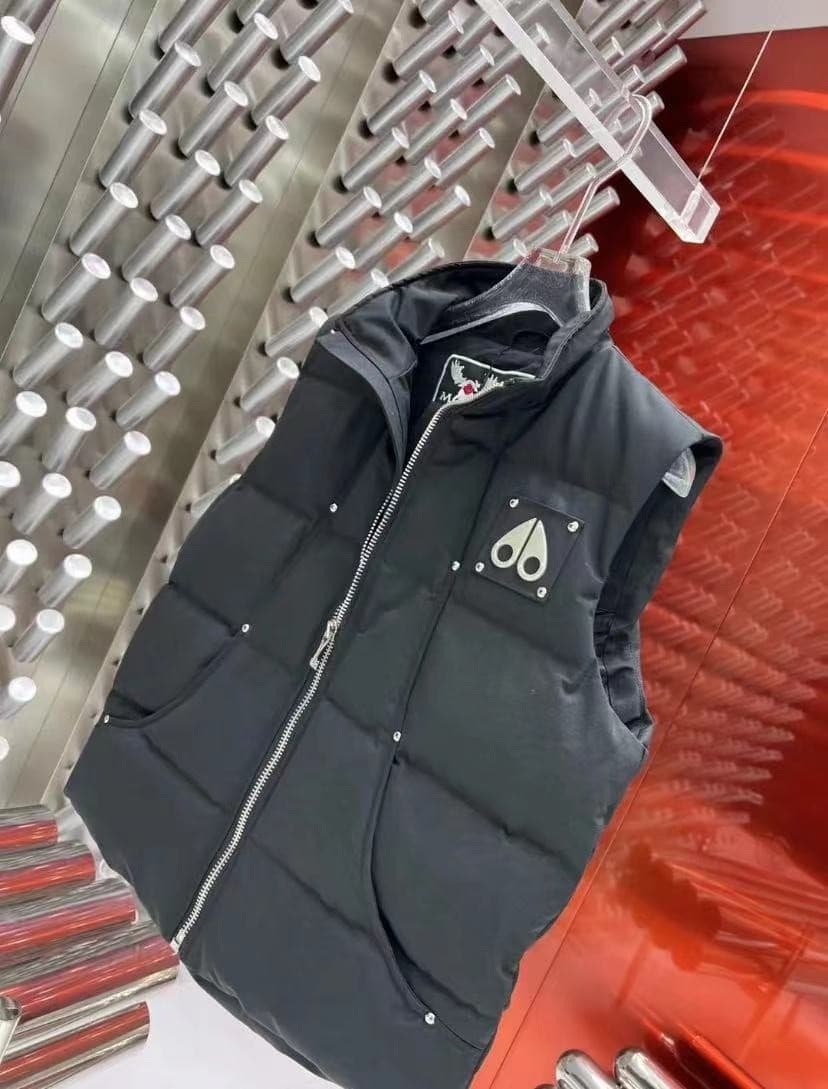 C11080 The Canadian puffer coat Moose Knules has always been regarded as the most warm down jacket. Influencers, internet stars, and celebrities often wear it in street photos. Yet it still retains its popularity – no matter how cold the days are, there’s — image 7