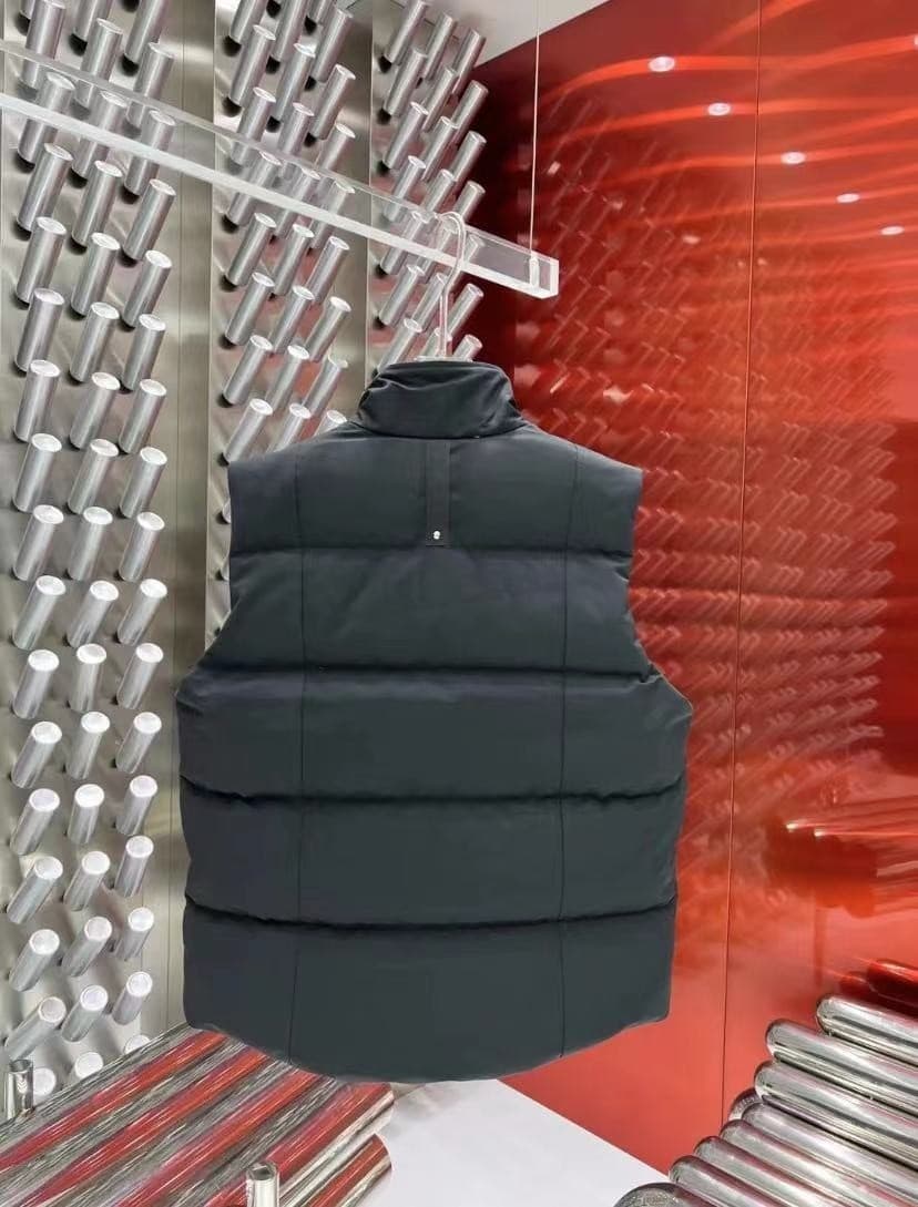 C11080 The Canadian puffer coat Moose Knules has always been regarded as the most warm down jacket. Influencers, internet stars, and celebrities often wear it in street photos. Yet it still retains its popularity – no matter how cold the days are, there’s — image 8