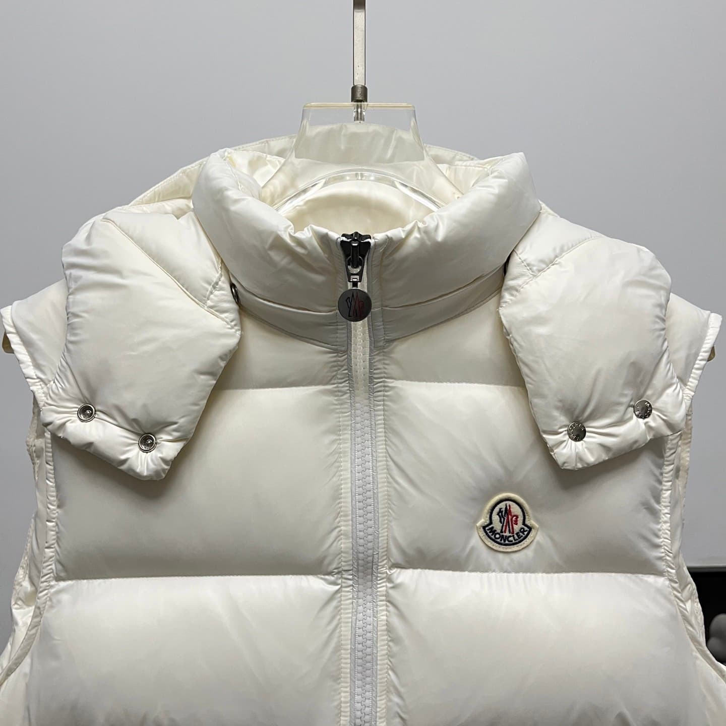 C11041 𝗠𝗼𝗻𝗰𝗲𝗿/Moncler Bormes lacquered poudre quilted cap with down padding — image 6