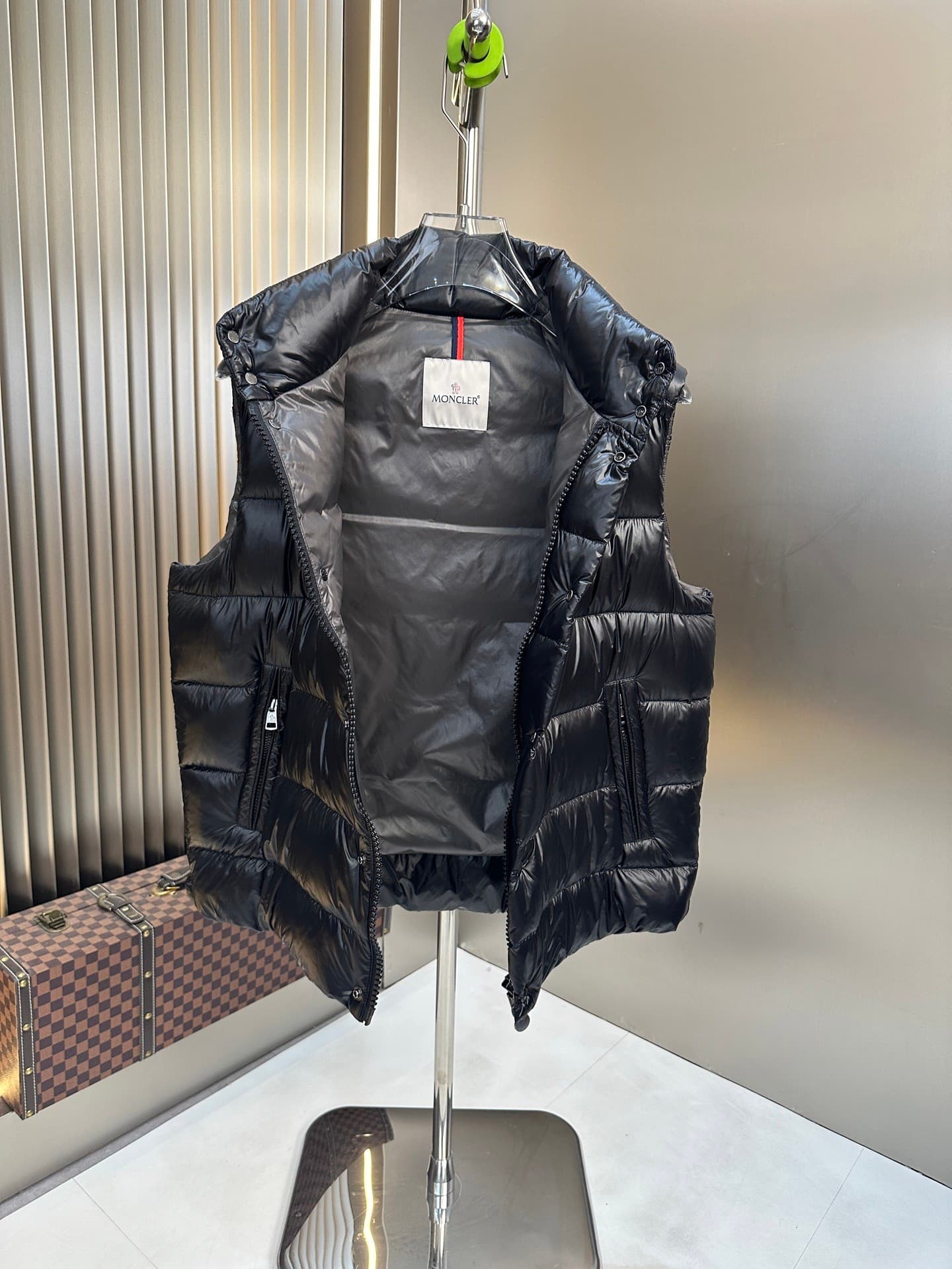 C11056 2025 New autumn/winter down vest 🆕 Original custom metal parts imported from abroad. Welcome to compare. Absolutely high quality. Made with top-tier 95 white duck down, extremely soft, with plenty of fluffy feathers. Superly elaborate design and ex — image 8