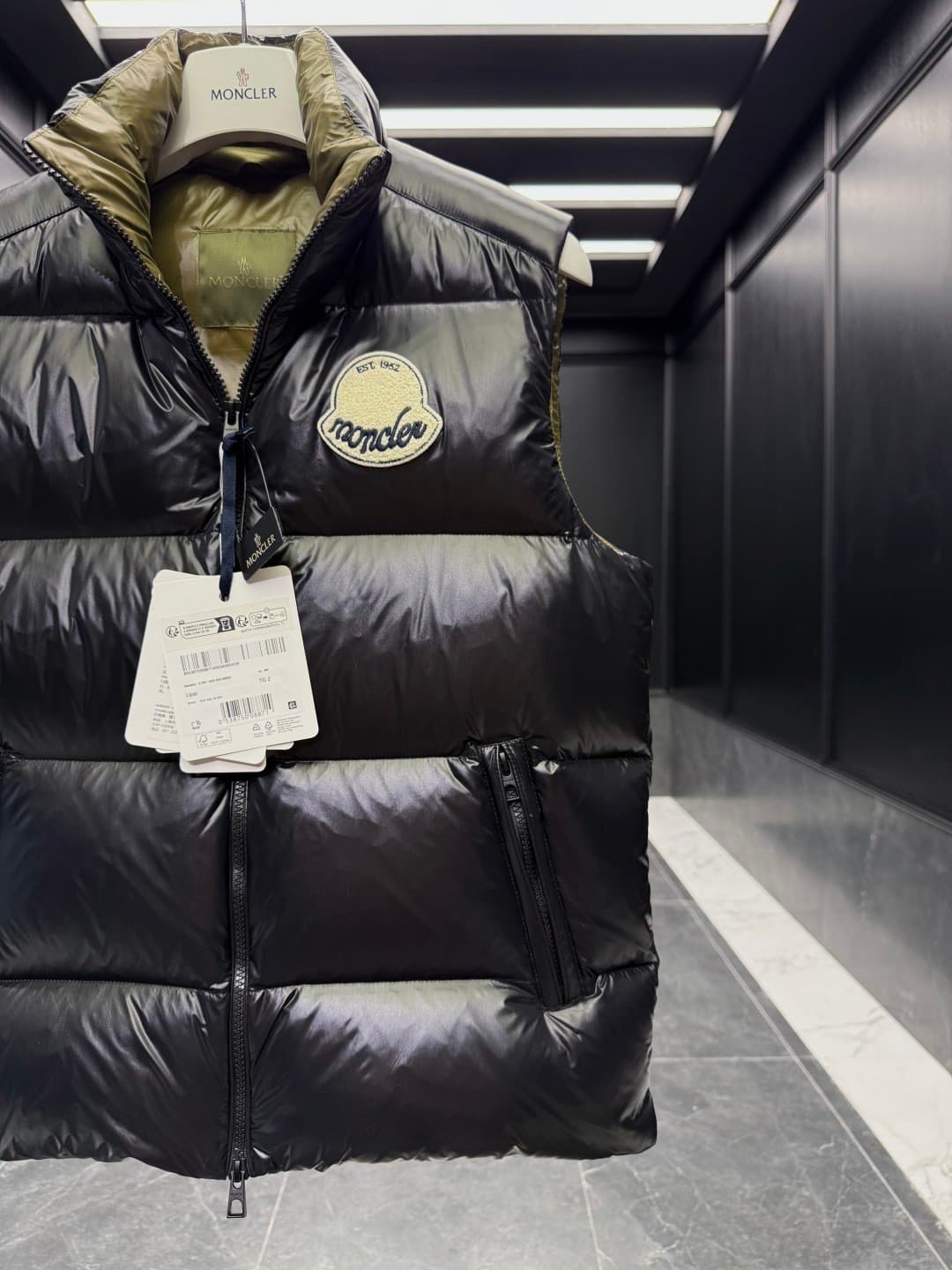 C11045 Down vest ⬆️ Moner Lipsi Down vest. Contrasting patchwork design. Superly plump and full in texture — image 5