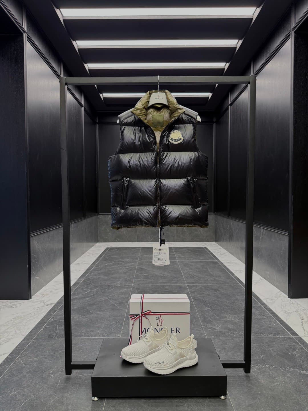 C11045 Down vest ⬆️ Moner Lipsi Down vest. Contrasting patchwork design. Superly plump and full in texture — image 1