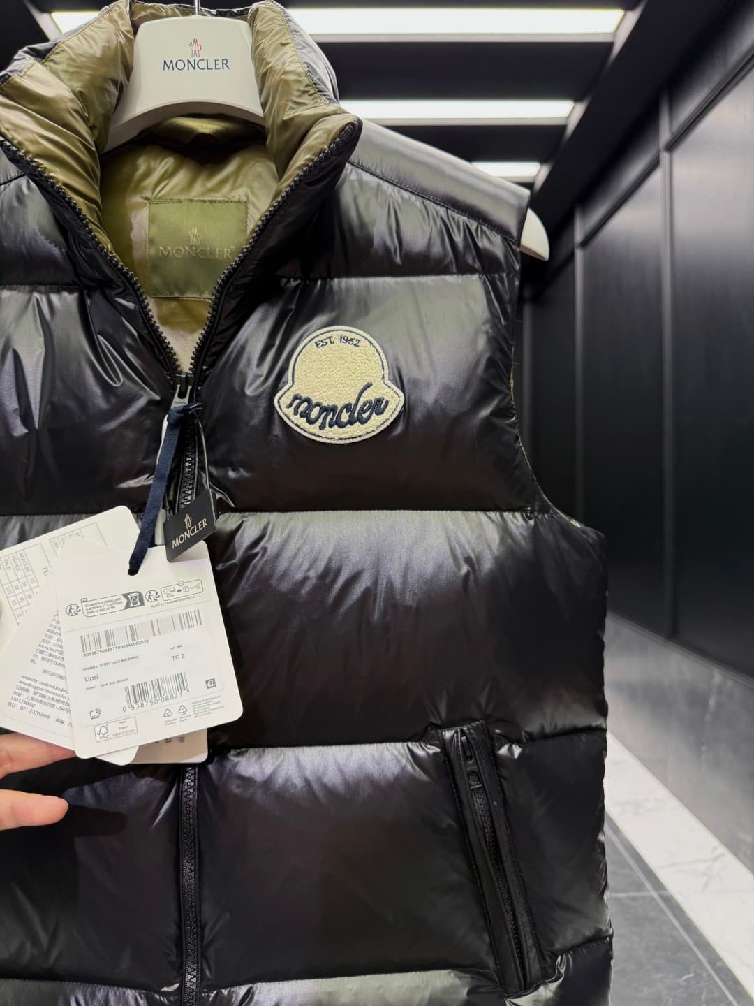 C11045 Down vest ⬆️ Moner Lipsi Down vest. Contrasting patchwork design. Superly plump and full in texture — image 4