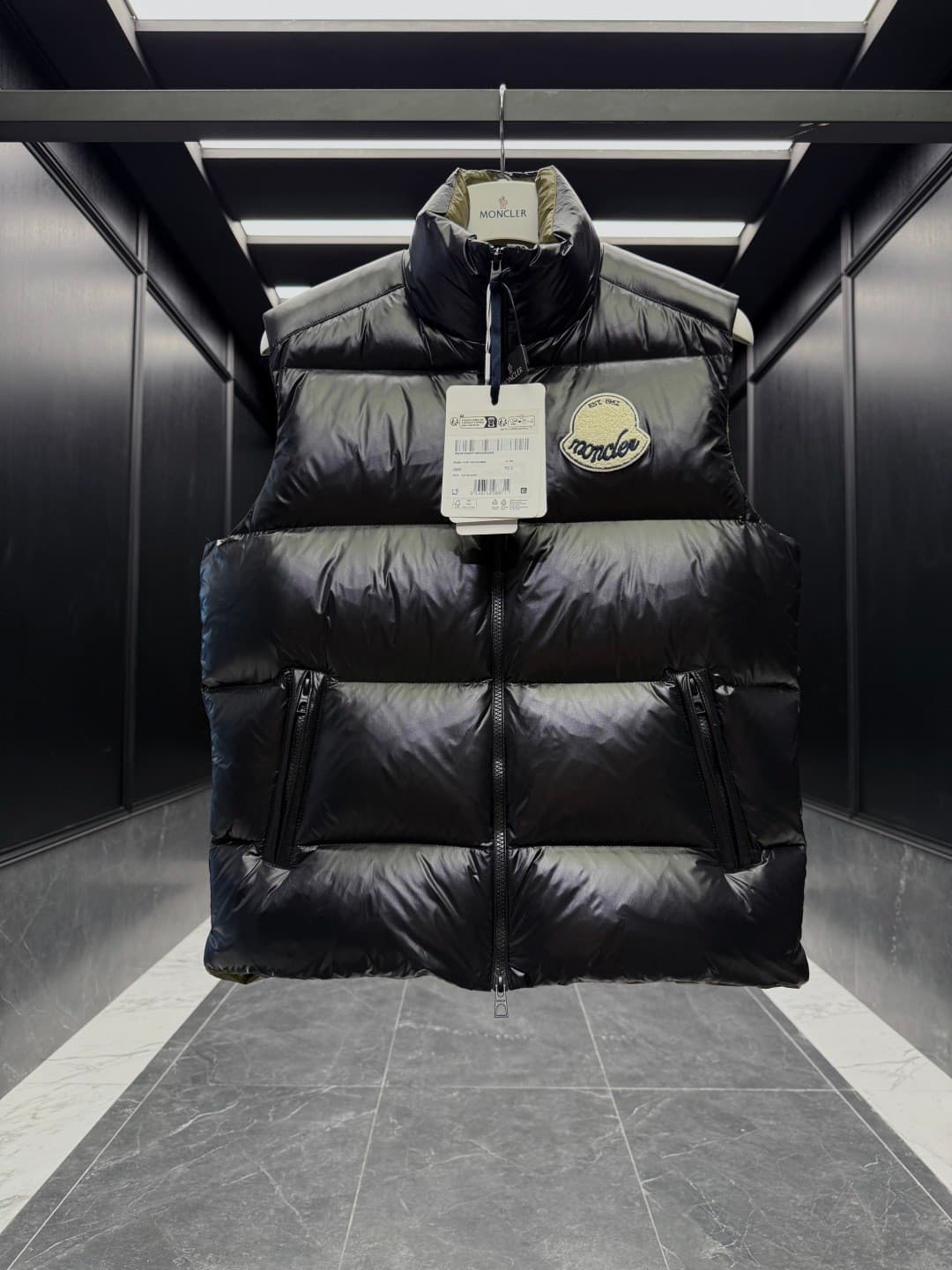 C11045 Down vest ⬆️ Moner Lipsi Down vest. Contrasting patchwork design. Superly plump and full in texture — image 2