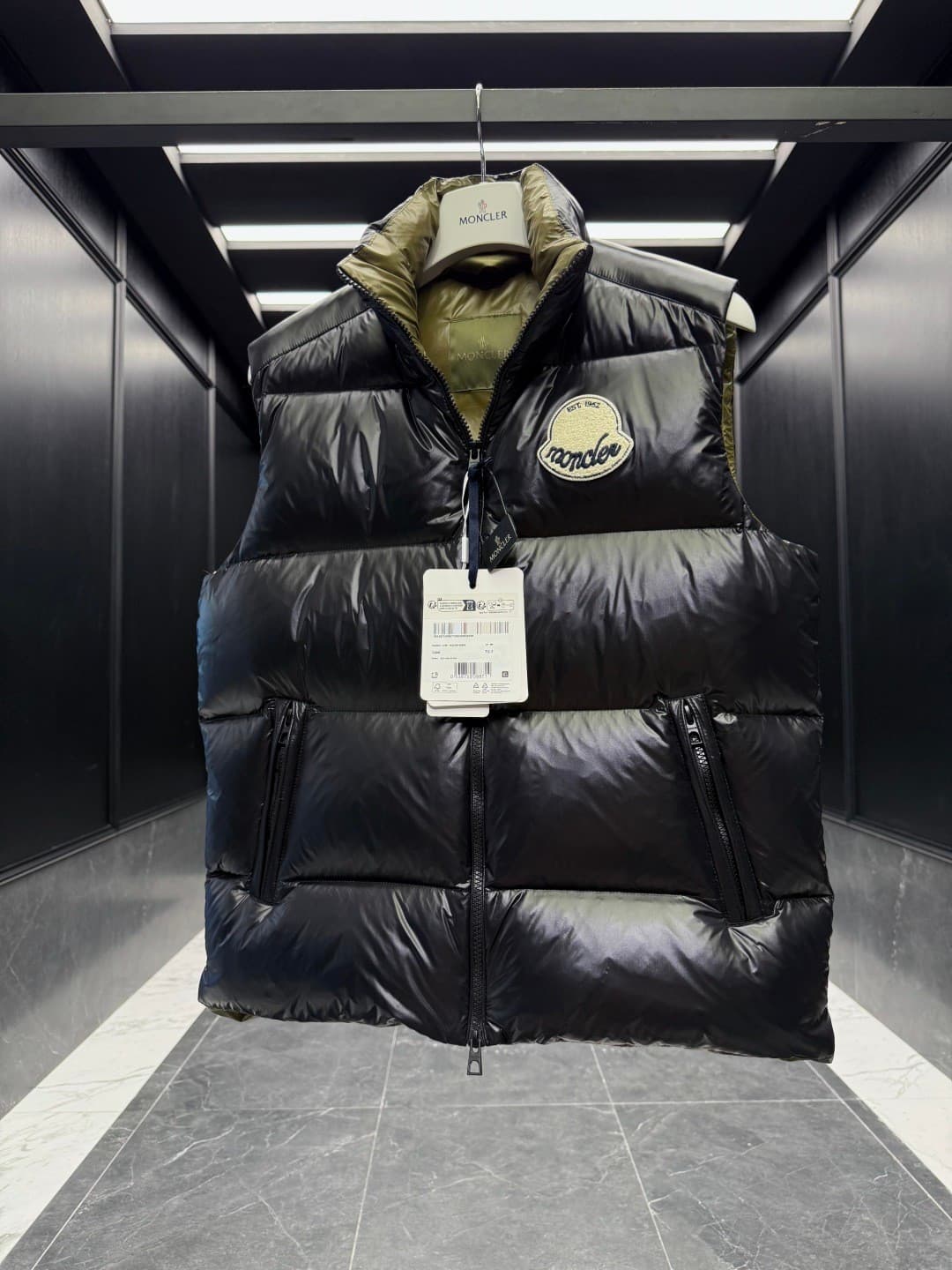 C11045 Down vest ⬆️ Moner Lipsi Down vest. Contrasting patchwork design. Superly plump and full in texture — image 3