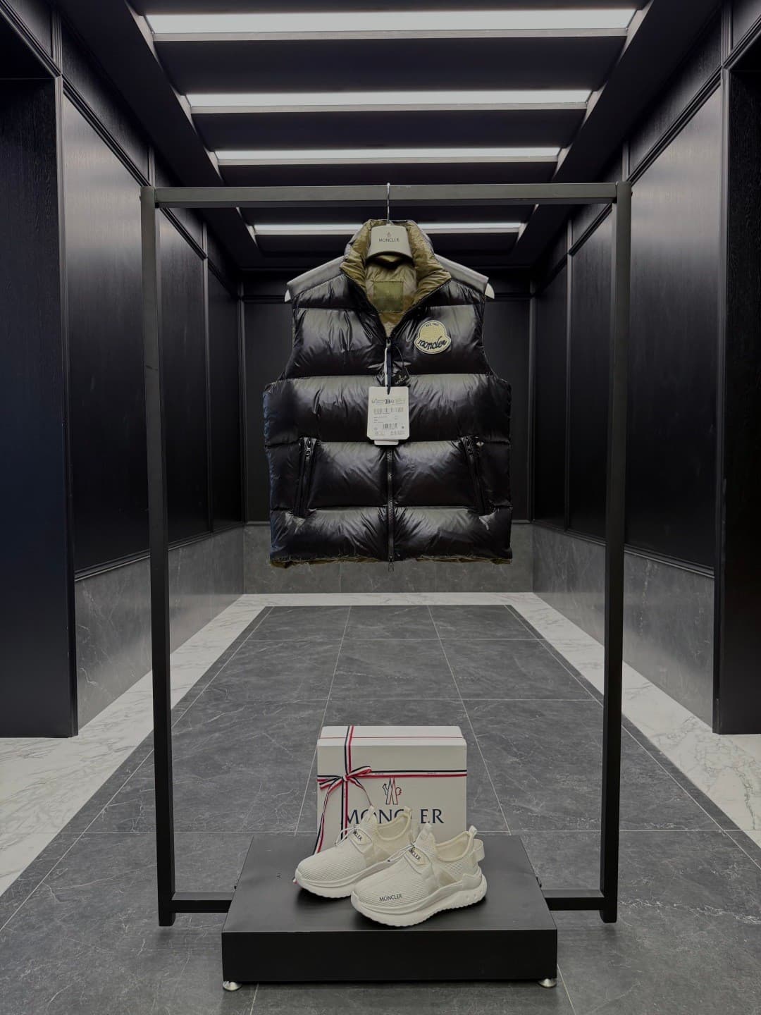 C11045 Down vest ⬆️ Moner Lipsi Down vest. Contrasting patchwork design. Superly plump and full in texture — image 8