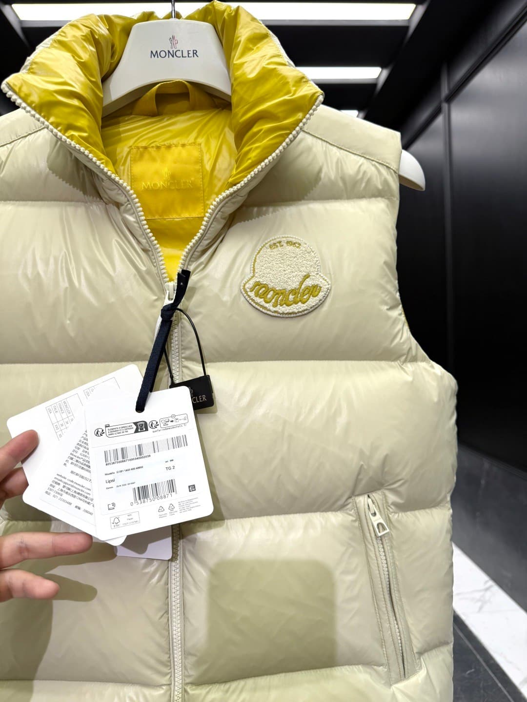 C11044 Down vest ⬆️ Moner Lipsi Down vest. Contrasting patchwork design. Superly fluffy padding. — image 5