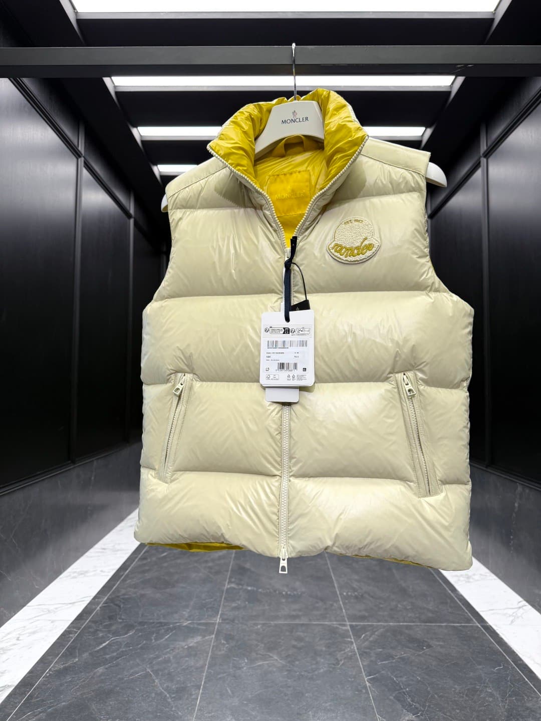 C11044 Down vest ⬆️ Moner Lipsi Down vest. Contrasting patchwork design. Superly fluffy padding. — image 3