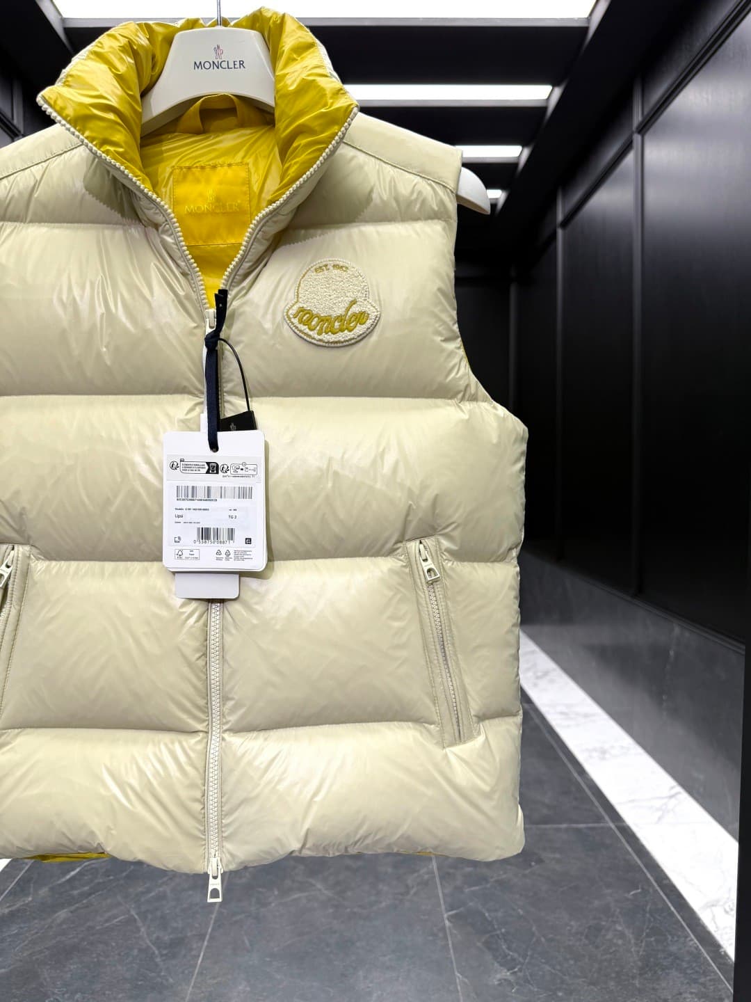 C11044 Down vest ⬆️ Moner Lipsi Down vest. Contrasting patchwork design. Superly fluffy padding. — image 4