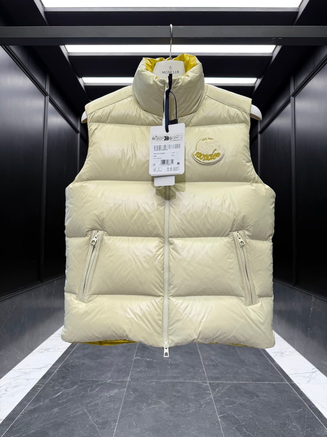 C11044 Down vest ⬆️ Moner Lipsi Down vest. Contrasting patchwork design. Superly fluffy padding. — image 2