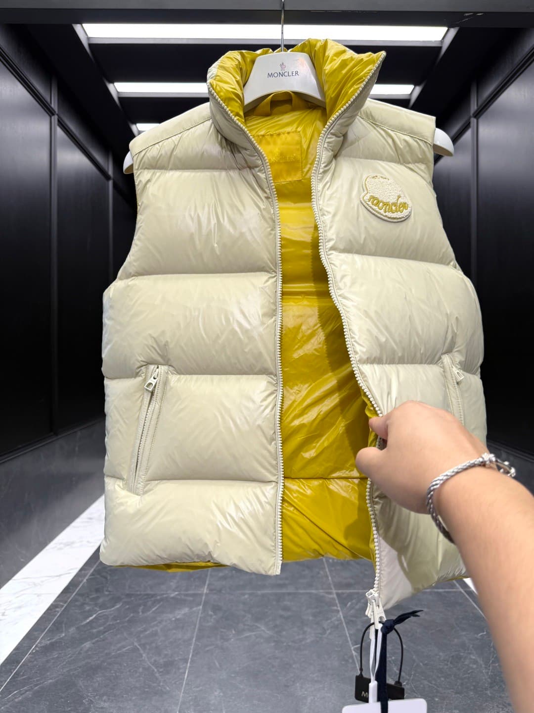 C11044 Down vest ⬆️ Moner Lipsi Down vest. Contrasting patchwork design. Superly fluffy padding. — image 6