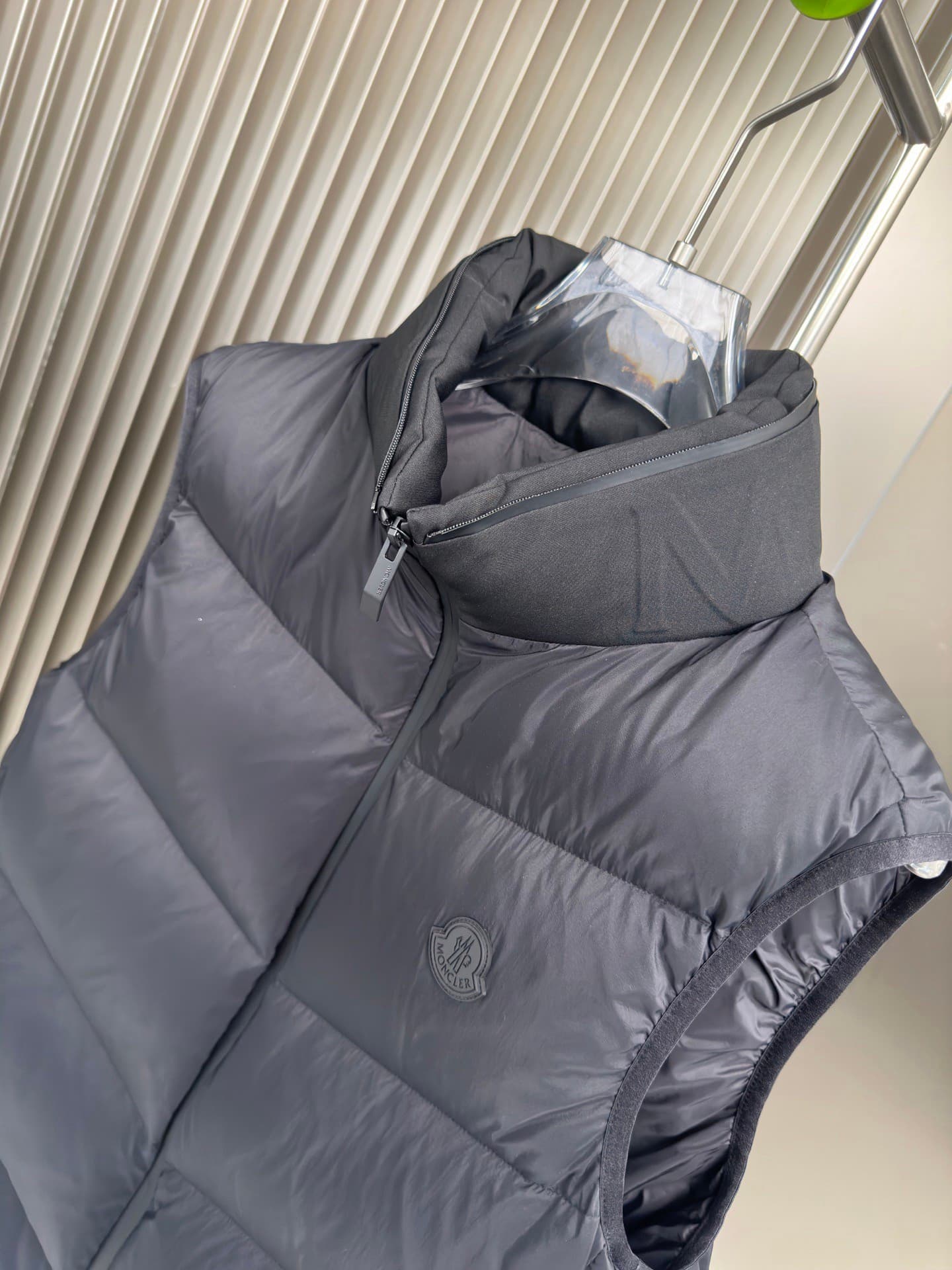 C11035 High-grade down⬆️ Moncler Guersac Men’s twill quilted hooded down vest (hood can be removed, also available as a stand-up collar vest). High-quality goosedown filling ➕ original replacement fabric ➕ original matching hardware. — image 4