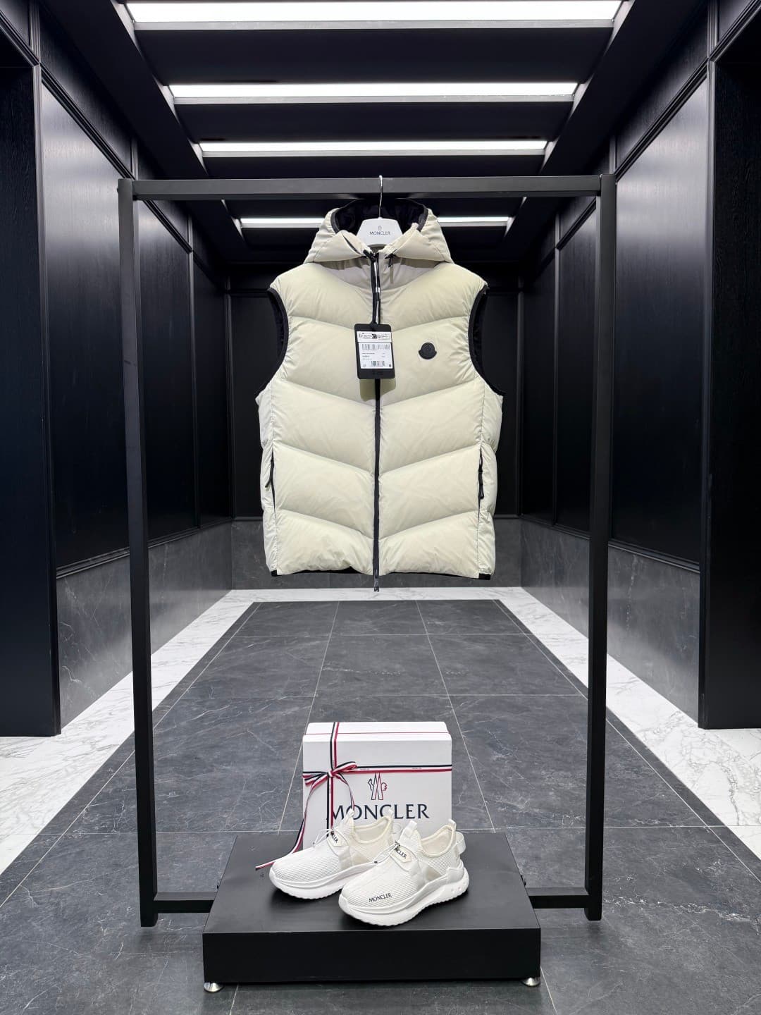 C11034 High-grade down⬆️ Moncler Guersac Men’s twill-stitched hooded down vest (hood can be removed; adjustable stand-up collar vest). High-quality goose-down filling ➕ original replacement fabric ➕ original matching hardware. — image 1