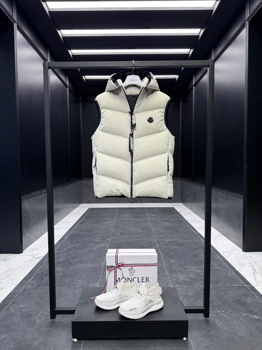 C11034 High-grade down⬆️ Moncler Guersac Men’s twill-stitched hooded down vest (hood can be removed; adjustable stand-up collar vest). High-quality goose-down filling ➕ original replacement fabric ➕ original matching hardware. — image 2