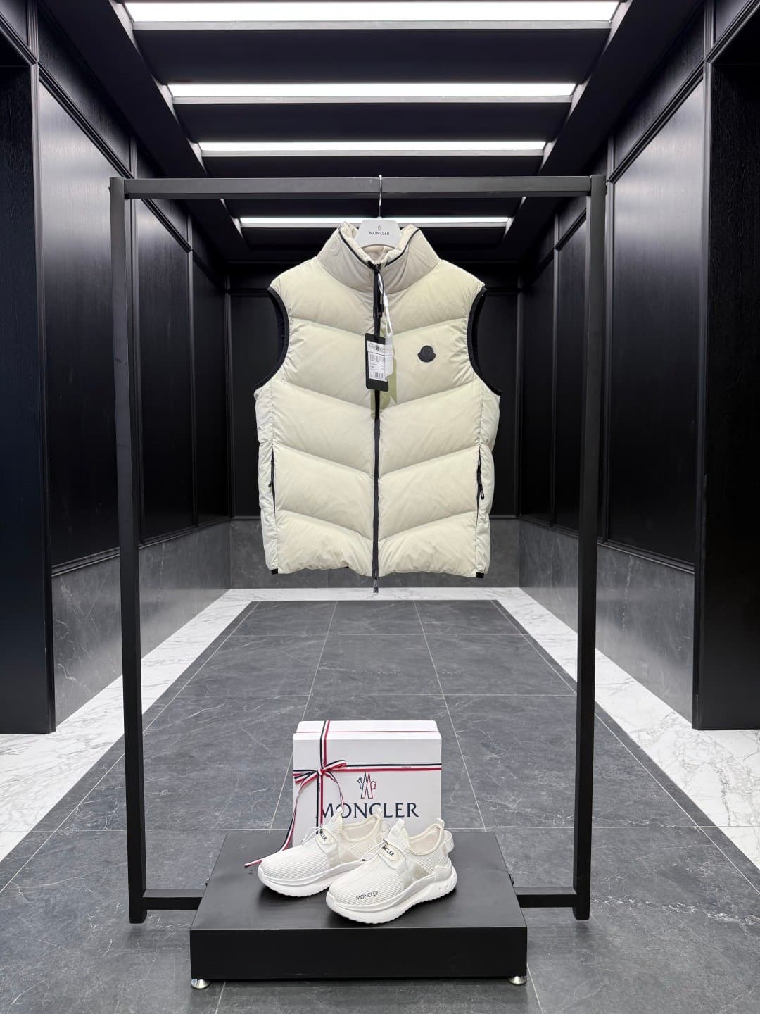 C11034 High-grade down⬆️ Moncler Guersac Men’s twill-stitched hooded down vest (hood can be removed; adjustable stand-up collar vest). High-quality goose-down filling ➕ original replacement fabric ➕ original matching hardware. — image 4