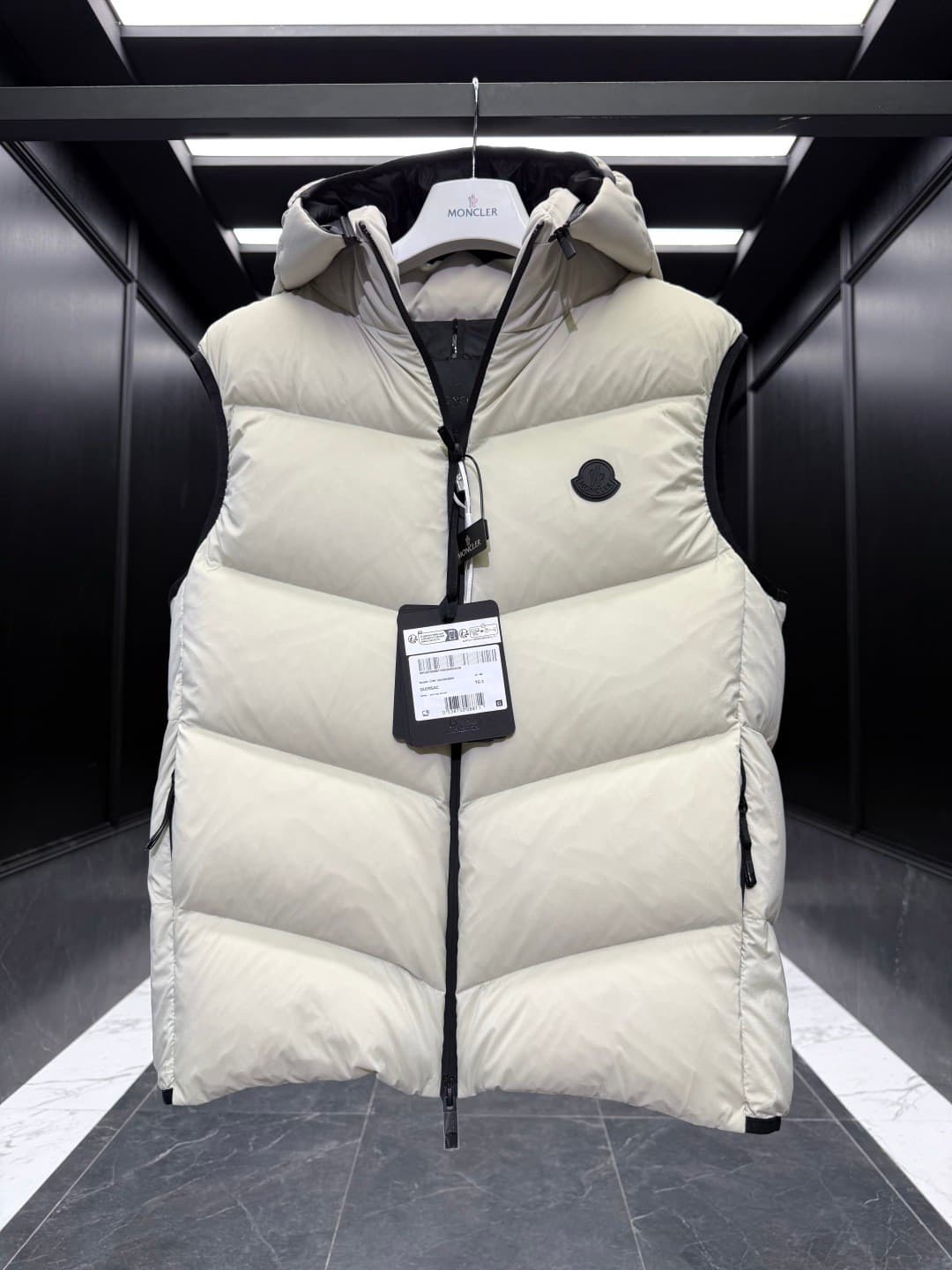 C11034 High-grade down⬆️ Moncler Guersac Men’s twill-stitched hooded down vest (hood can be removed; adjustable stand-up collar vest). High-quality goose-down filling ➕ original replacement fabric ➕ original matching hardware. — image 7