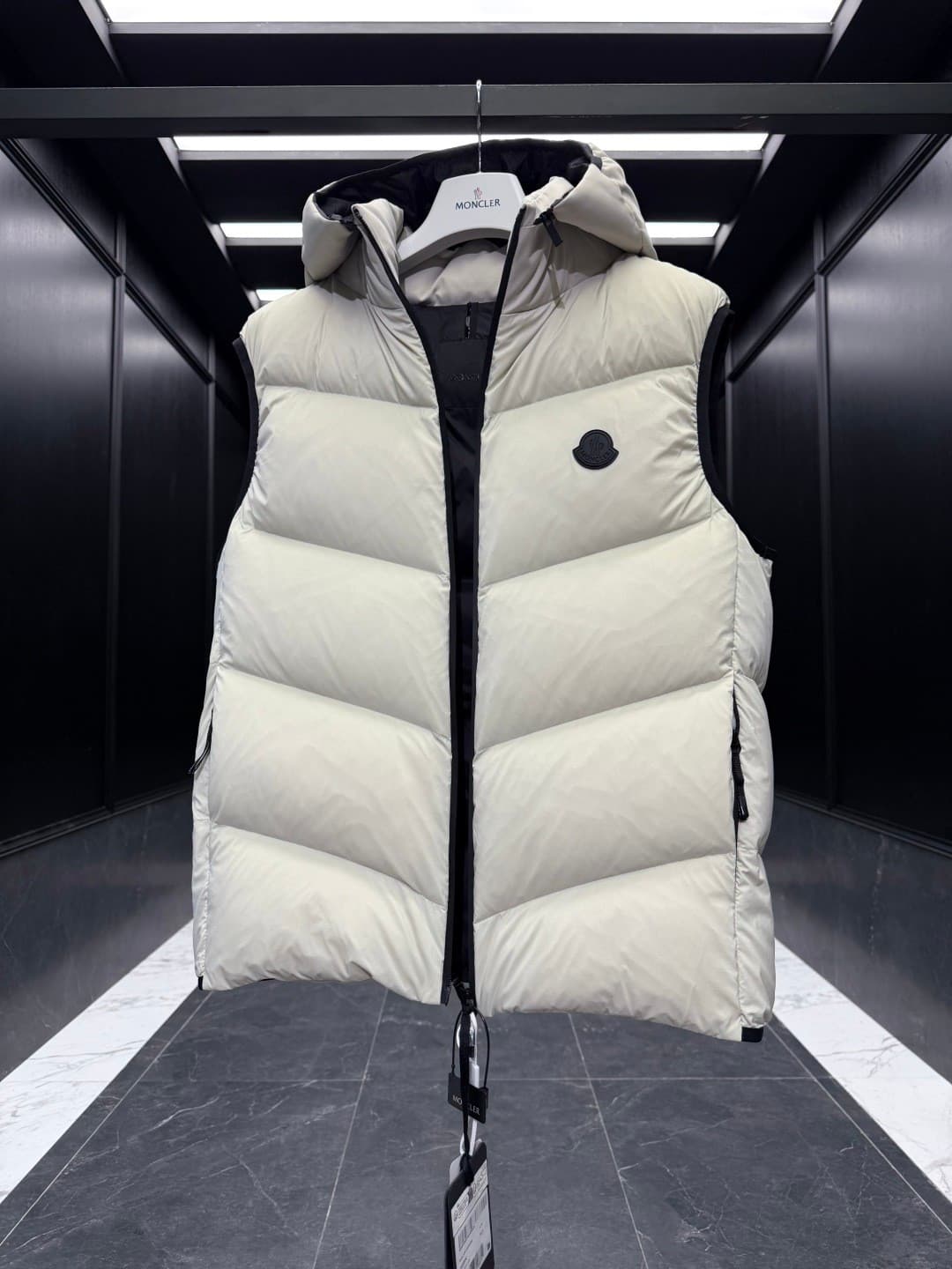 C11034 High-grade down⬆️ Moncler Guersac Men’s twill-stitched hooded down vest (hood can be removed; adjustable stand-up collar vest). High-quality goose-down filling ➕ original replacement fabric ➕ original matching hardware. — image 8
