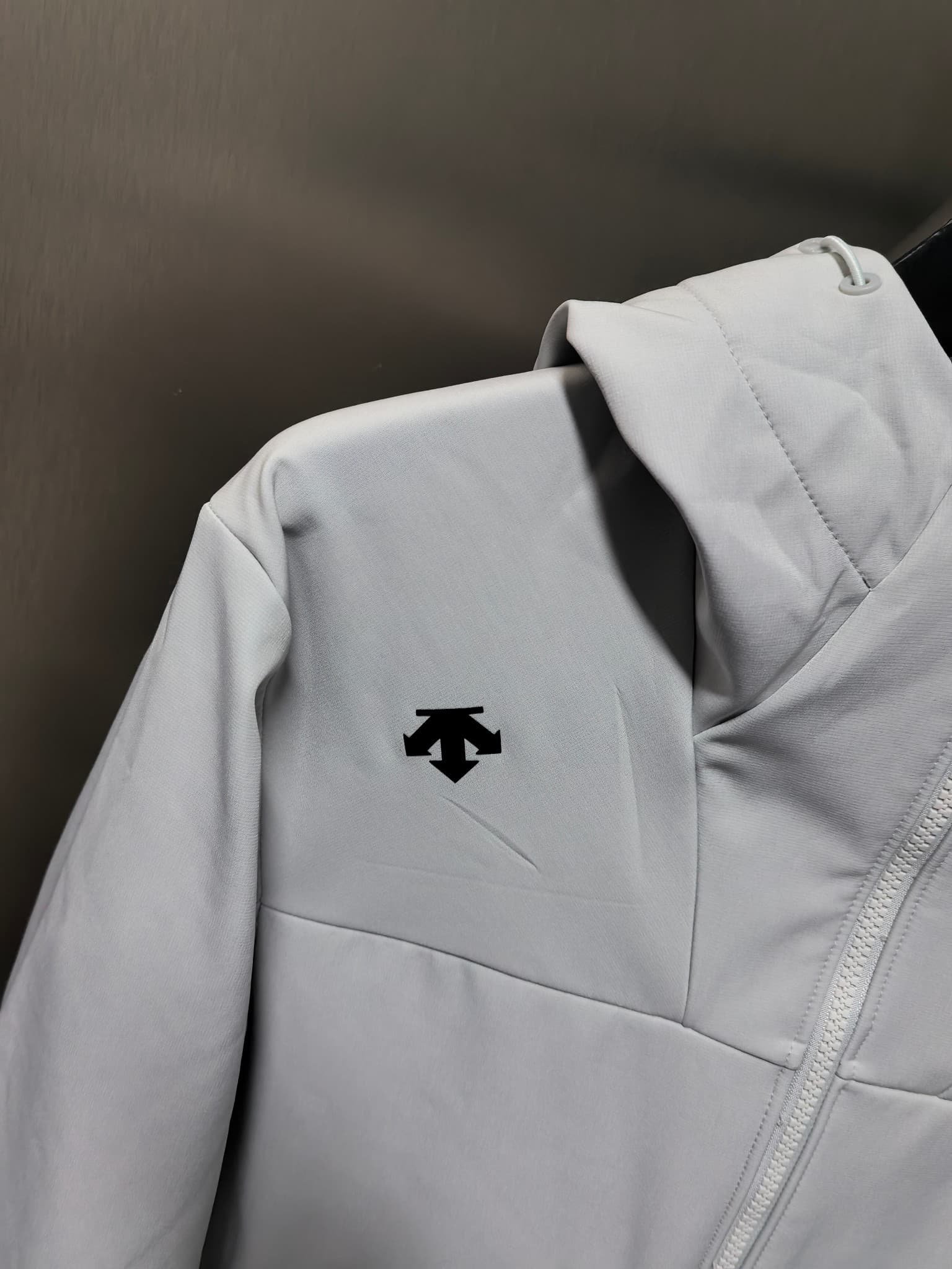 C12523 2026 latest model 【Top version】 New autumn/winter men’s jacket! A wind and rain-resistant hooded coat that is essential in any winter wardrobe! The logo printed on the chest gives a more striking appearance; the classic, stylish cut makes it a must — image 2