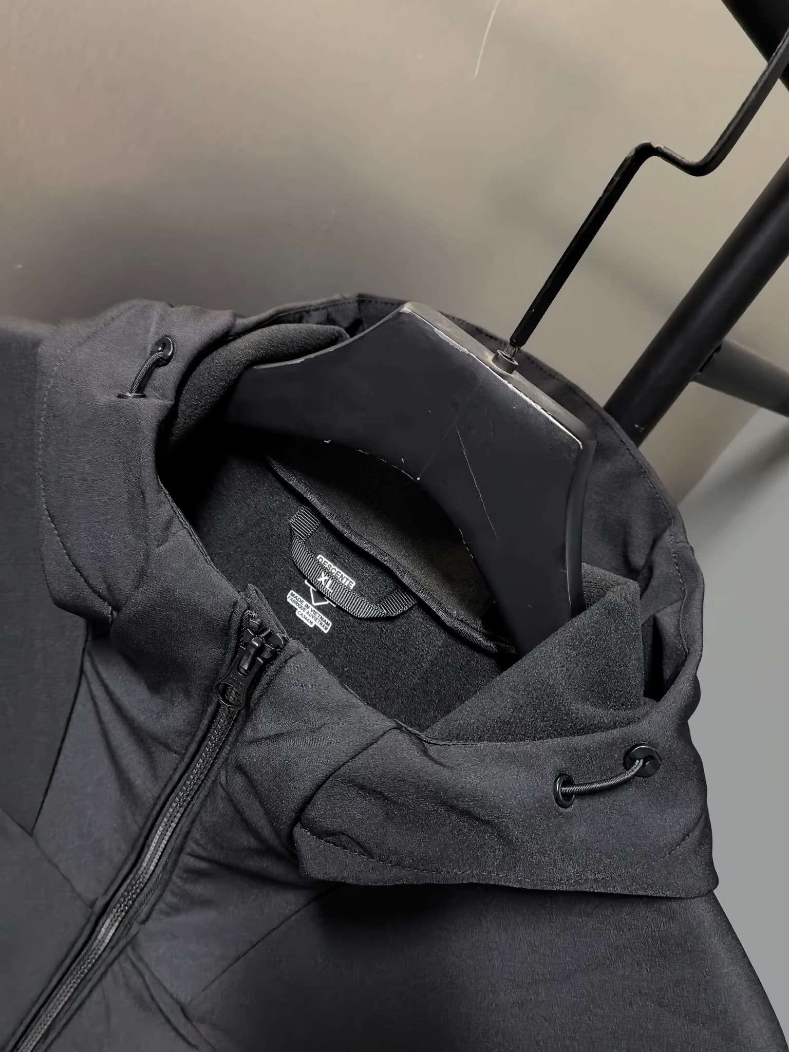 C12521 2026 latest model 【Top version】 New autumn/winter men’s jacket! A wind and rain-resistant hooded coat that is essential in an autumn/winter wardrobe! The logo printed on the chest gives a more stylish look; the classic silhouette makes it a must-ha — image 4