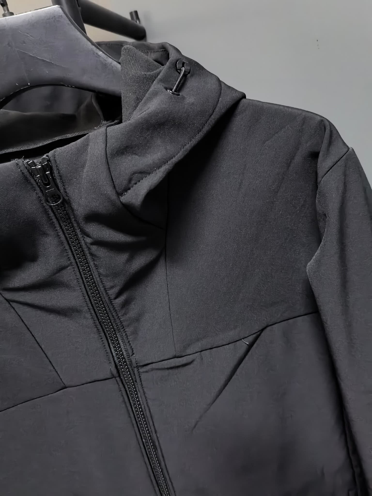 C12521 2026 latest model 【Top version】 New autumn/winter men’s jacket! A wind and rain-resistant hooded coat that is essential in an autumn/winter wardrobe! The logo printed on the chest gives a more stylish look; the classic silhouette makes it a must-ha — image 3