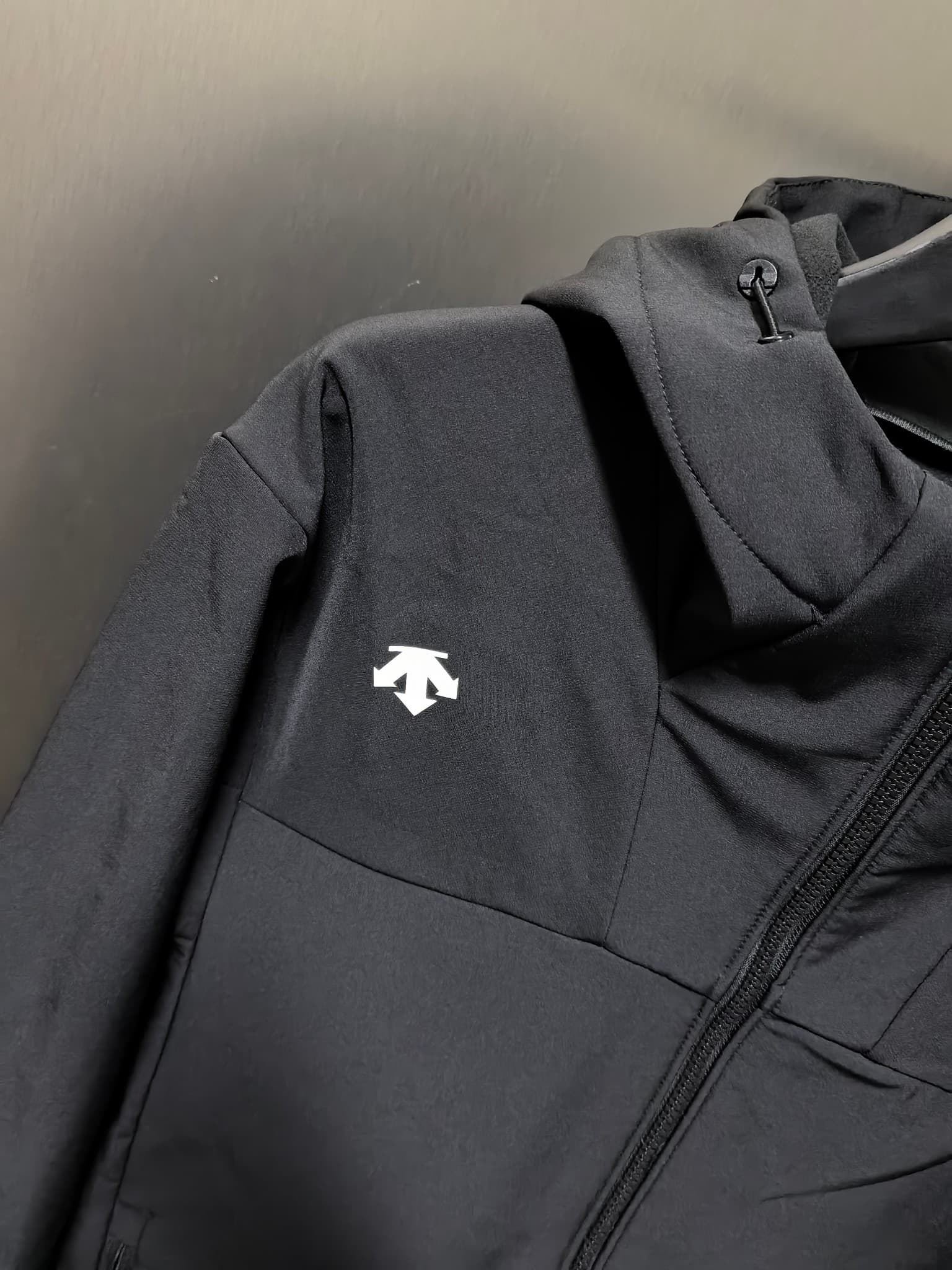 C12521 2026 latest model 【Top version】 New autumn/winter men’s jacket! A wind and rain-resistant hooded coat that is essential in an autumn/winter wardrobe! The logo printed on the chest gives a more stylish look; the classic silhouette makes it a must-ha — image 2