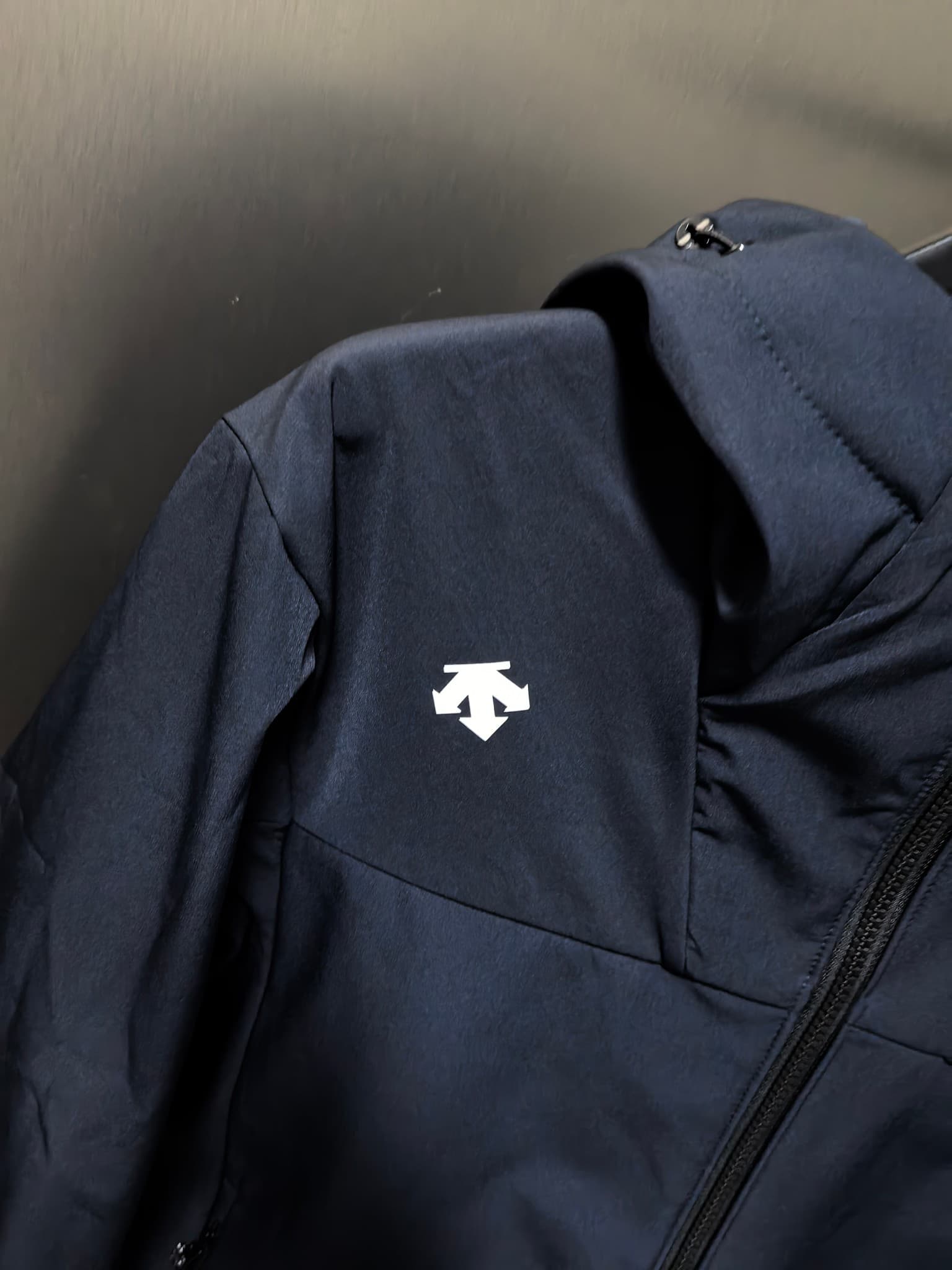 C12522 2026 latest model – the top version! A new men’s jacket for autumn and winter. It features a soft shell design and a hood to protect against wind and rain. The logo printed on the chest makes it look more stylish; its classic, well-designed cut mak — image 2