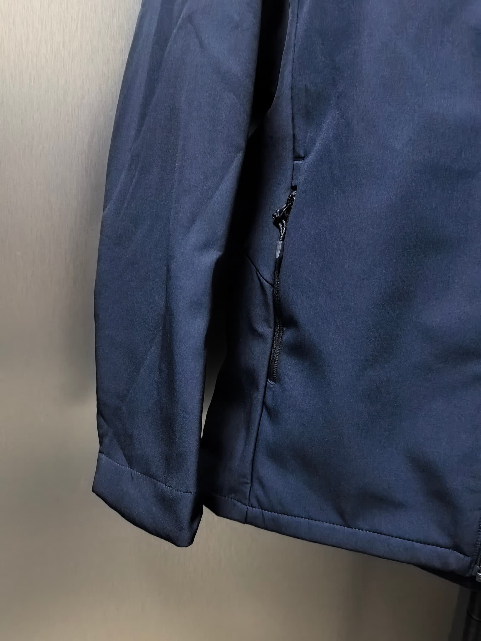 C12522 2026 latest model – the top version! A new men’s jacket for autumn and winter. It features a soft shell design and a hood to protect against wind and rain. The logo printed on the chest makes it look more stylish; its classic, well-designed cut mak — image 5