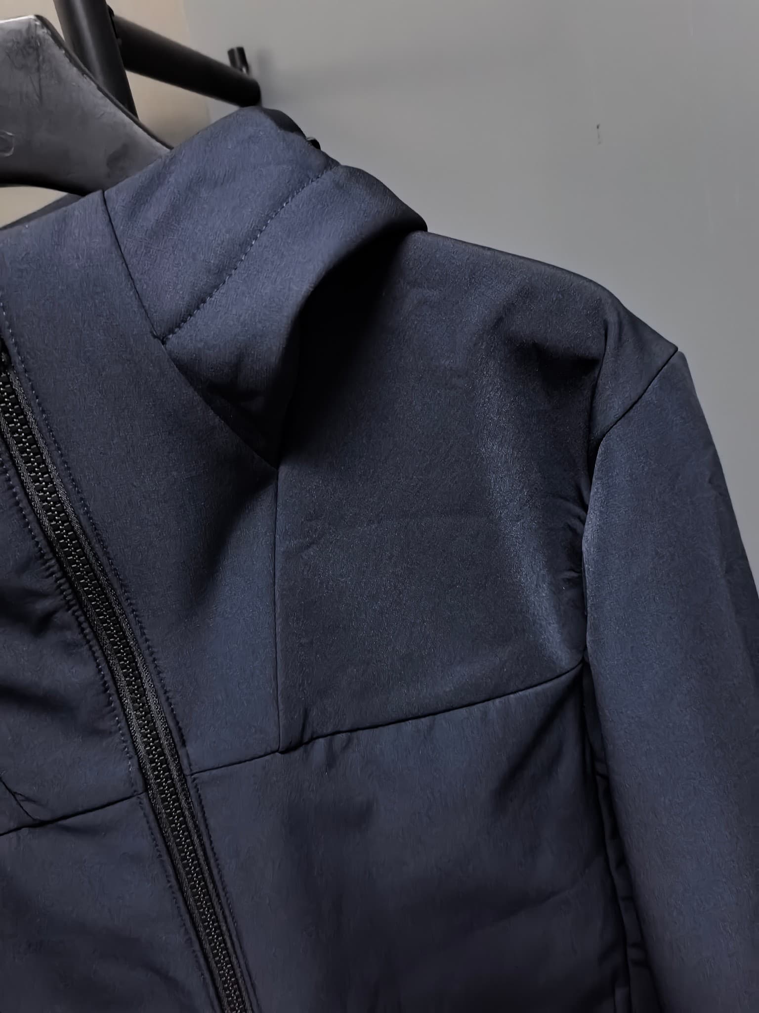 C12522 2026 latest model – the top version! A new men’s jacket for autumn and winter. It features a soft shell design and a hood to protect against wind and rain. The logo printed on the chest makes it look more stylish; its classic, well-designed cut mak — image 3