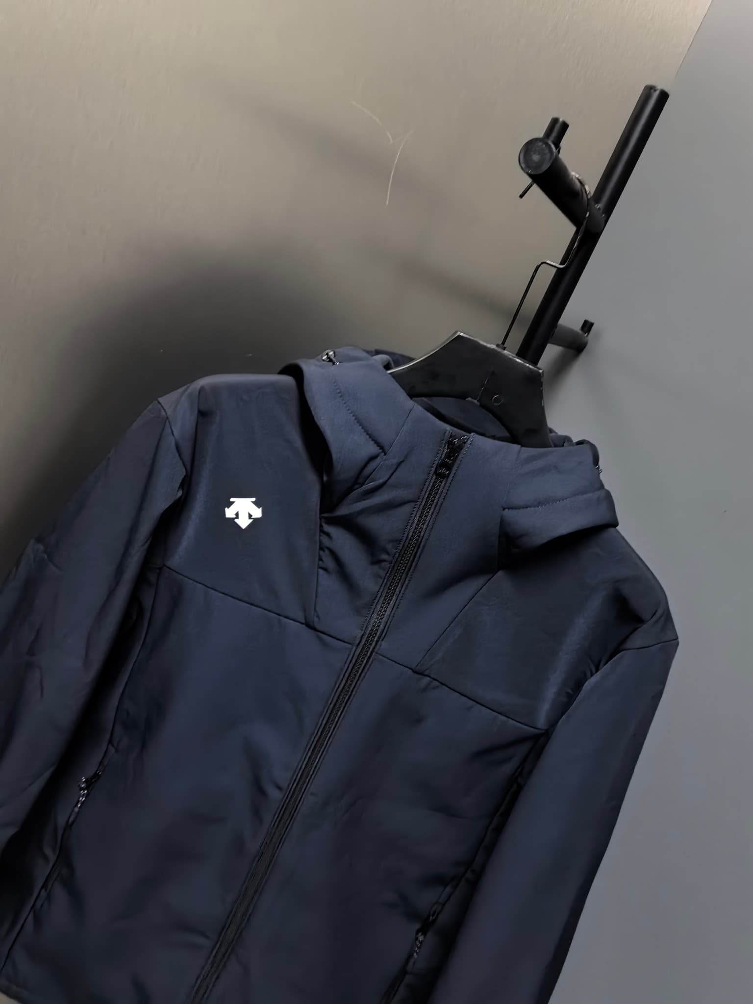 C12522 2026 latest model – the top version! A new men’s jacket for autumn and winter. It features a soft shell design and a hood to protect against wind and rain. The logo printed on the chest makes it look more stylish; its classic, well-designed cut mak — image 6