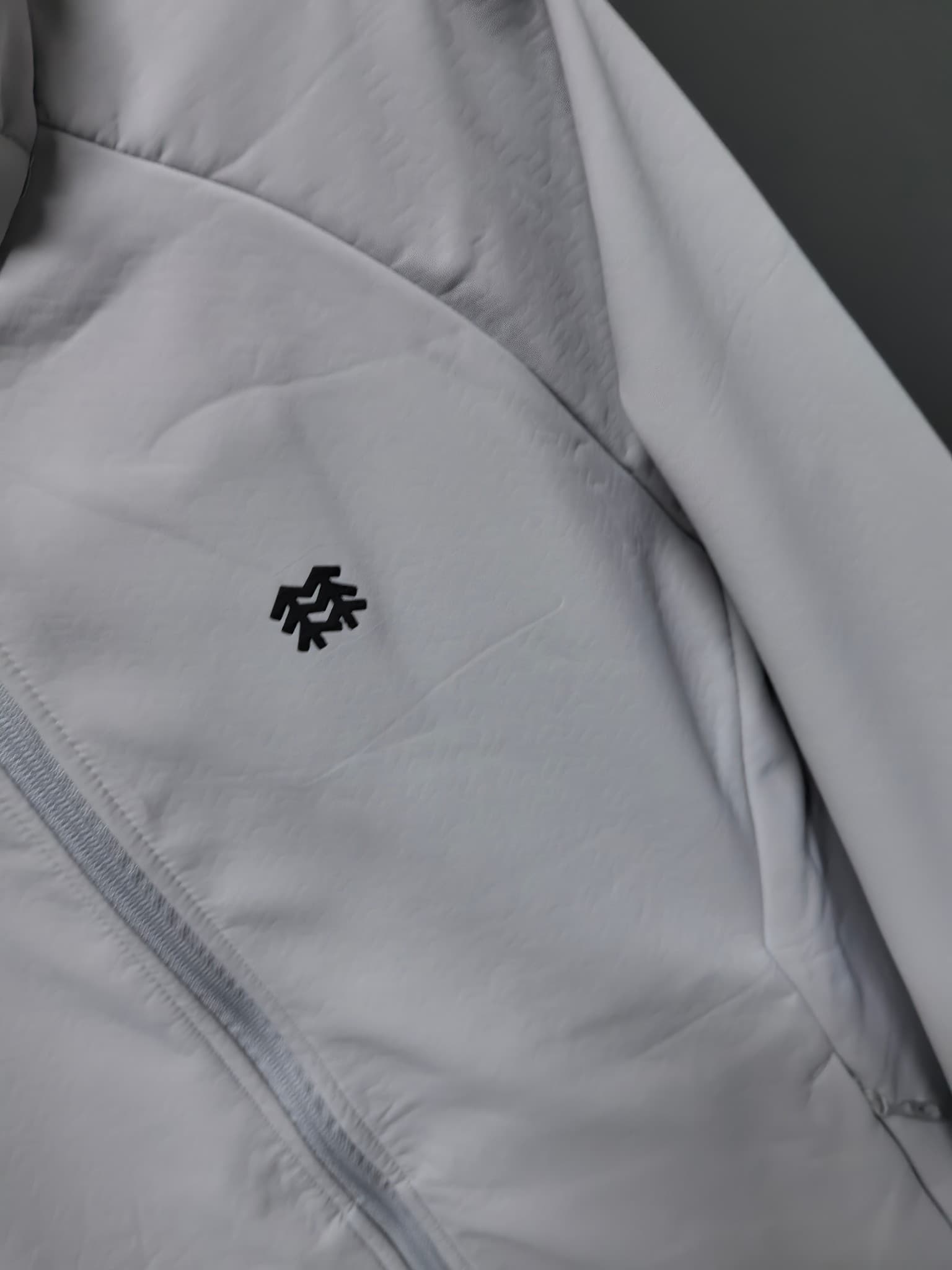 C12513 2026 – The latest model! A new autumn/winter men’s jacket with a soft shell. It also features a windproof and rainproof hood, making it an essential item in any autumn/winter wardrobe. The logo printed on the chest gives a more stylish look; its cl — image 4