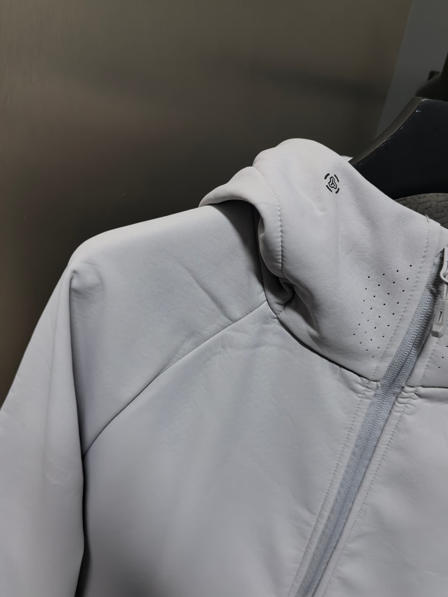 C12513 2026 – The latest model! A new autumn/winter men’s jacket with a soft shell. It also features a windproof and rainproof hood, making it an essential item in any autumn/winter wardrobe. The logo printed on the chest gives a more stylish look; its cl — image 2