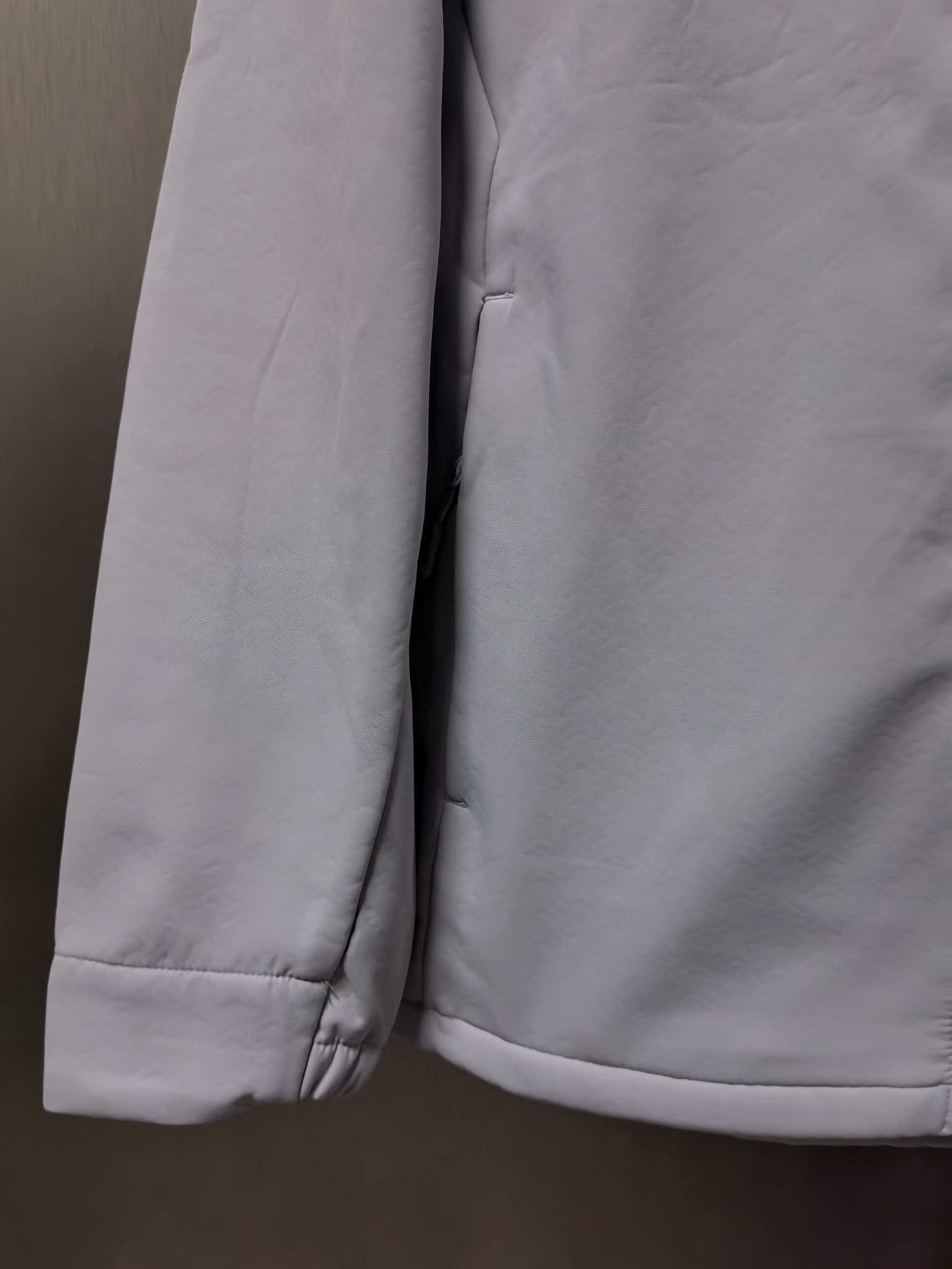 C12513 2026 – The latest model! A new autumn/winter men’s jacket with a soft shell. It also features a windproof and rainproof hood, making it an essential item in any autumn/winter wardrobe. The logo printed on the chest gives a more stylish look; its cl — image 5