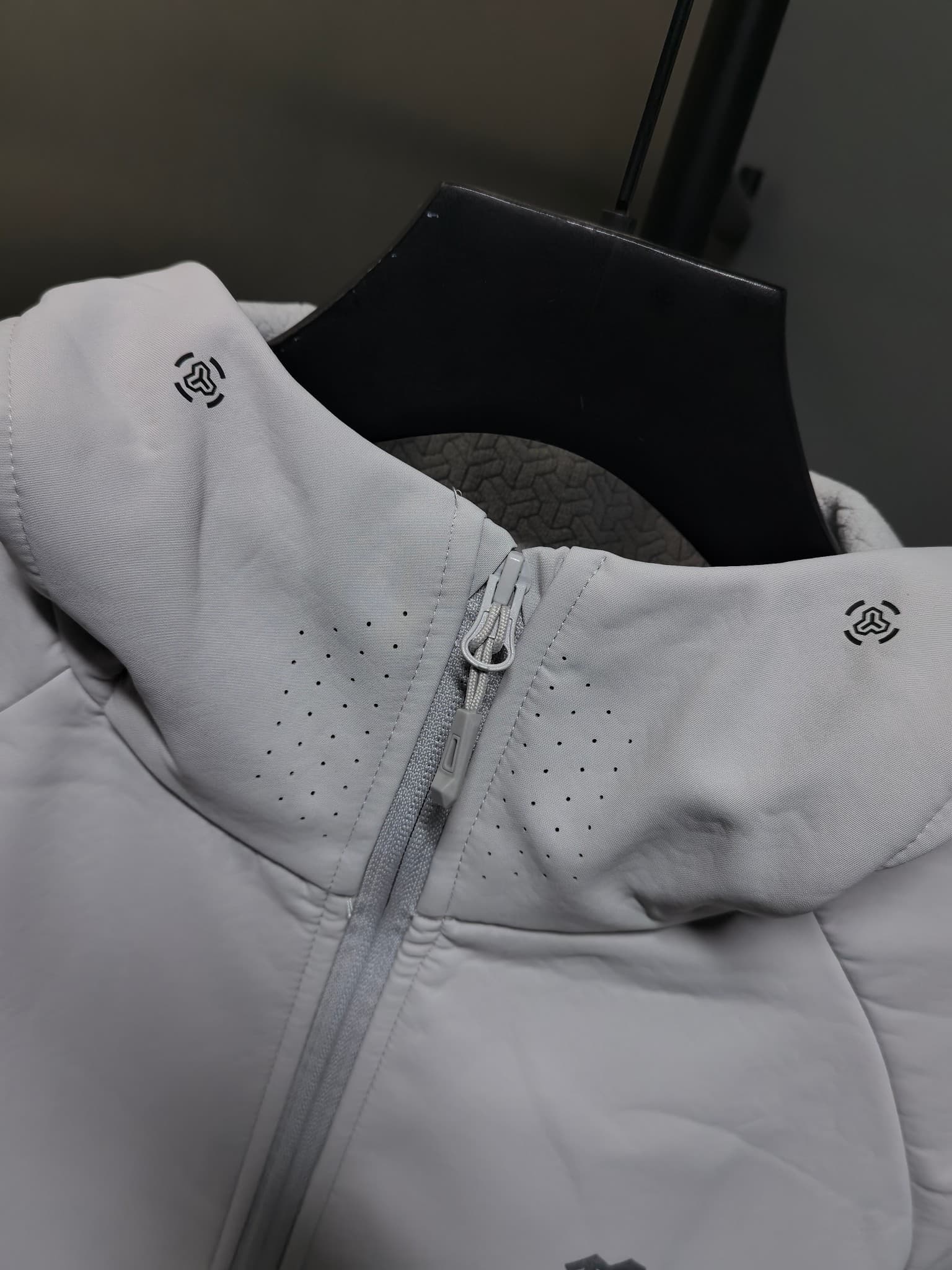 C12513 2026 – The latest model! A new autumn/winter men’s jacket with a soft shell. It also features a windproof and rainproof hood, making it an essential item in any autumn/winter wardrobe. The logo printed on the chest gives a more stylish look; its cl — image 3